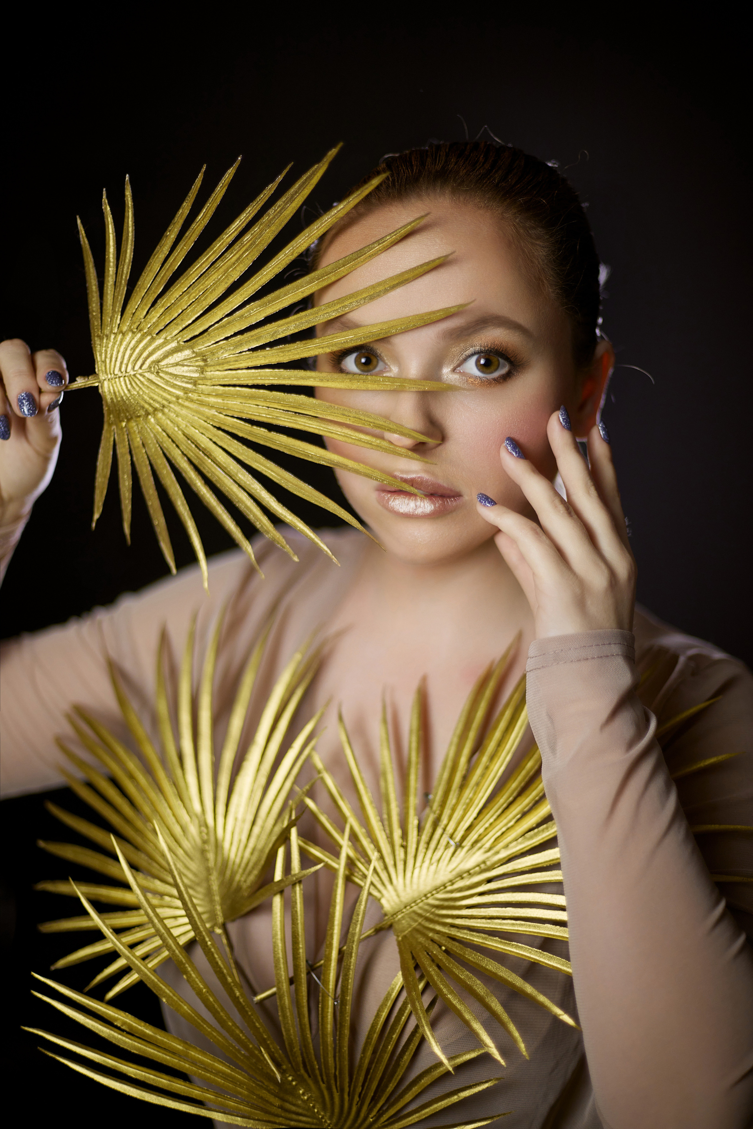 Девушка с золотой пальмовой веткой на черном фоне. Фотограф. Тимашевск. Кубань. Краснодарский край. Москва. Фотограф в Москве.