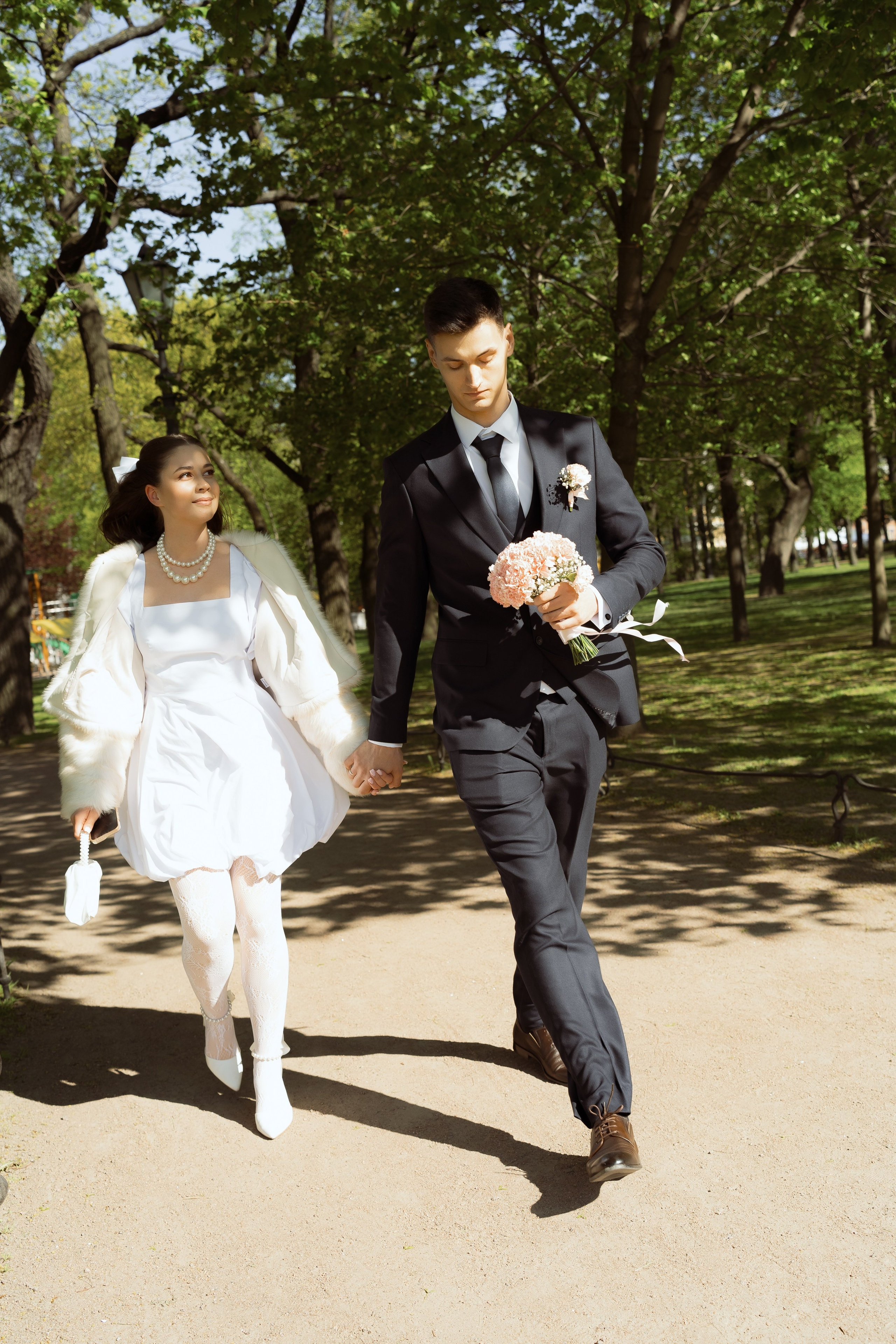 Прогулка жениха и невесты по Александровскому саду, весенний свадебный ден