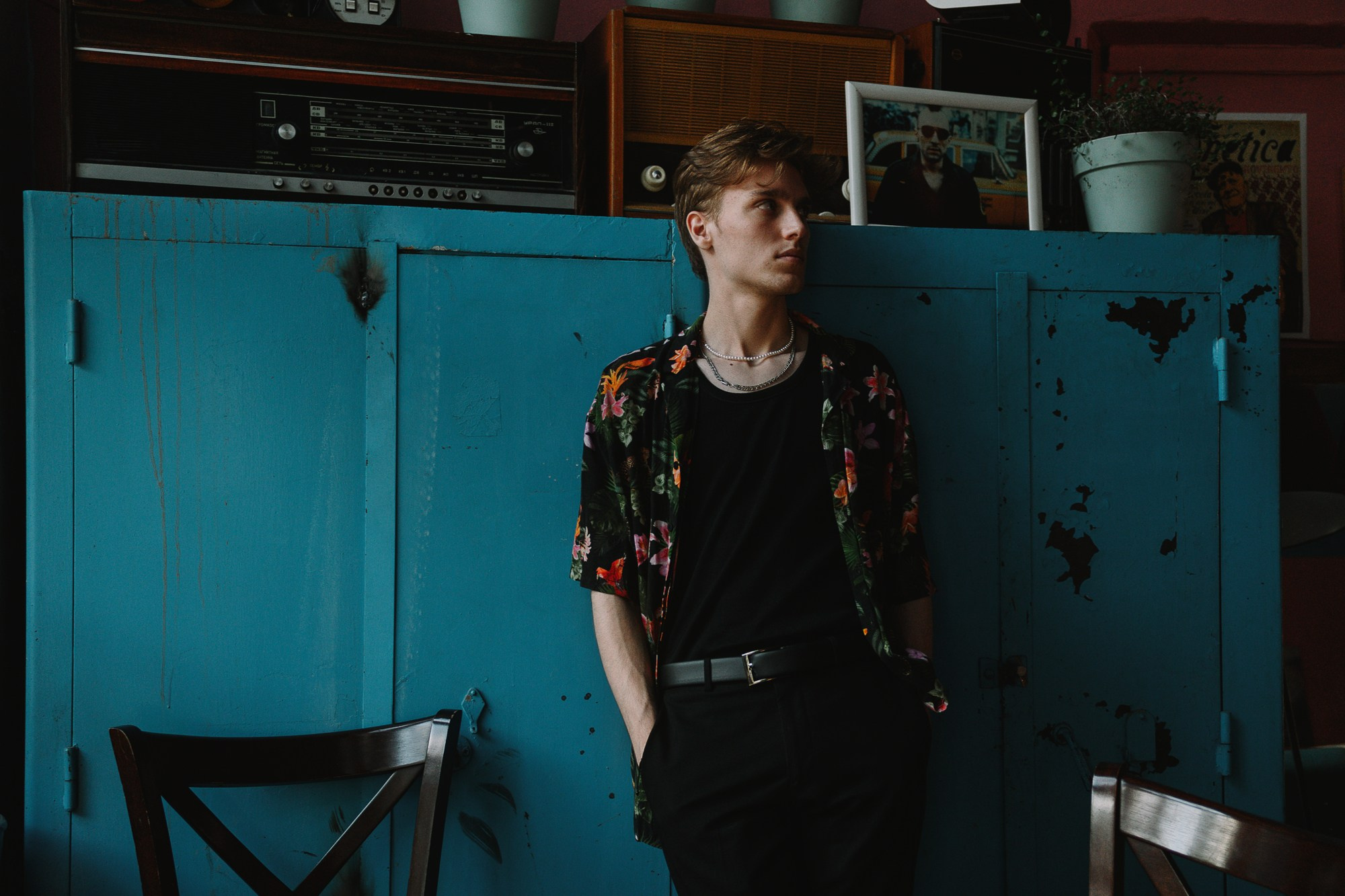 Стрит-фотосессия в Тюмени — Surf Coffee, Бар Двор. Портретный фотограф Тюмень Дарья Мустафина