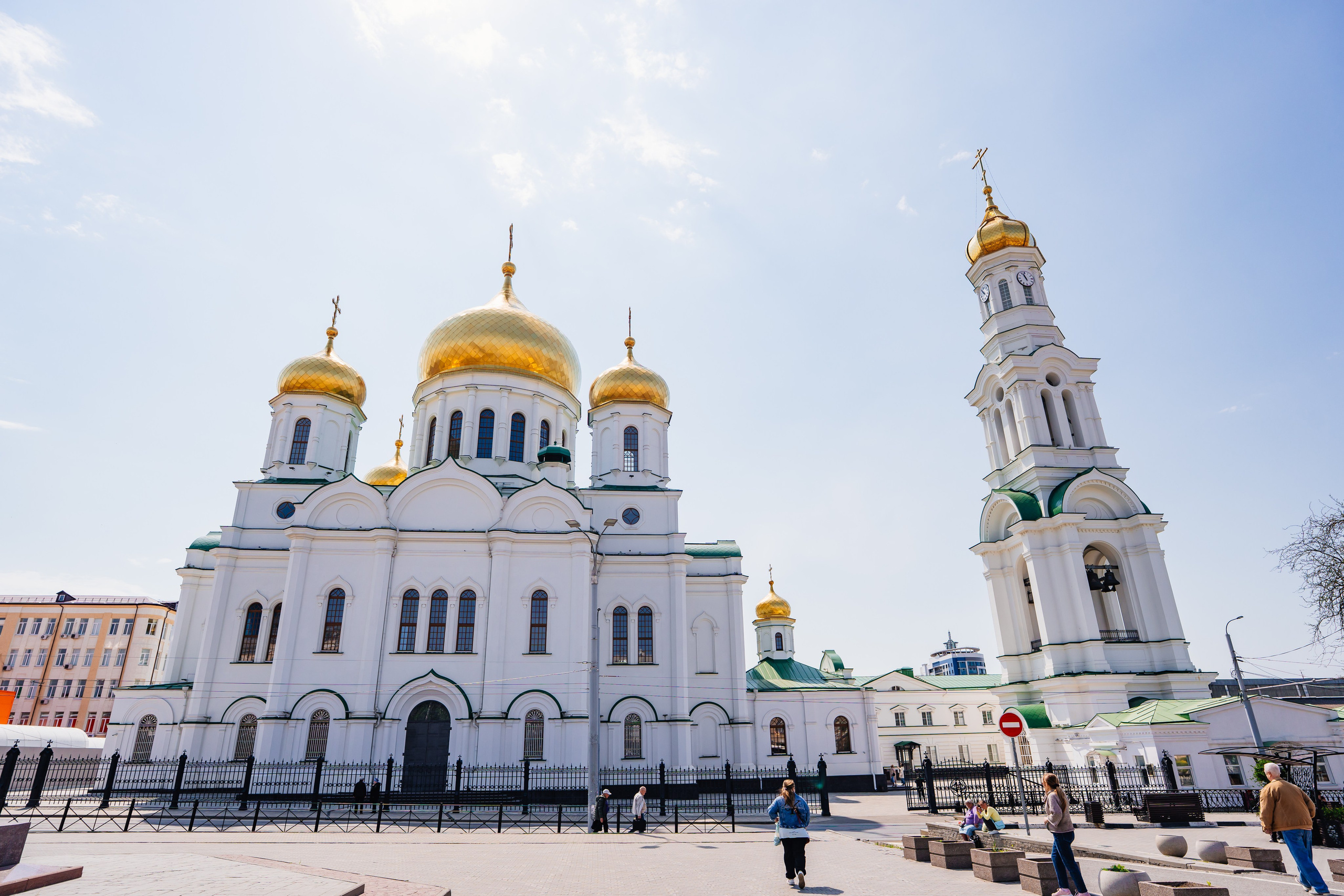 Кафедральный собор Рождества Пресвятой Богородицы в Ростове-на-Дону — один из главных православных храмов города и известная архитектурная достопримечательность юга России. Историческое здание с золотыми куполами и колокольней в центре Ростова-на-Дону 9.05.2026, фотограф Андрей Сайфутдинов