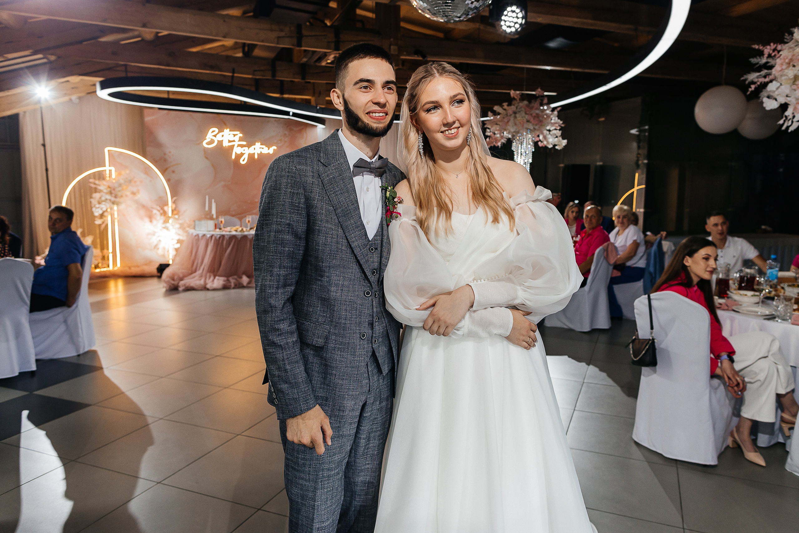 Чувственная первая встреча пары в отеле. Олег Сверчков | Свадебный фотограф Вологда