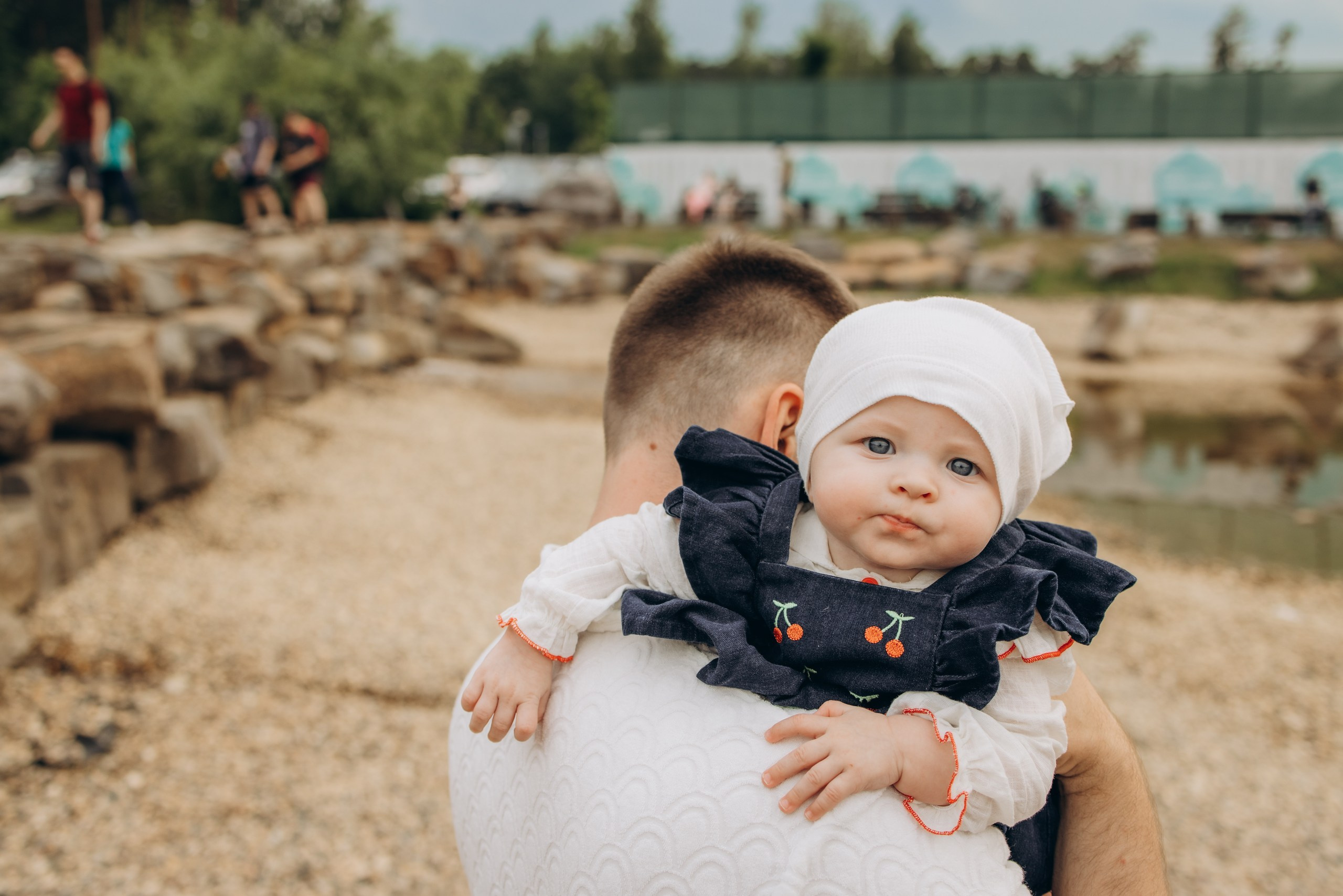 Семейная фотография родителей с детьми в парке Малевич