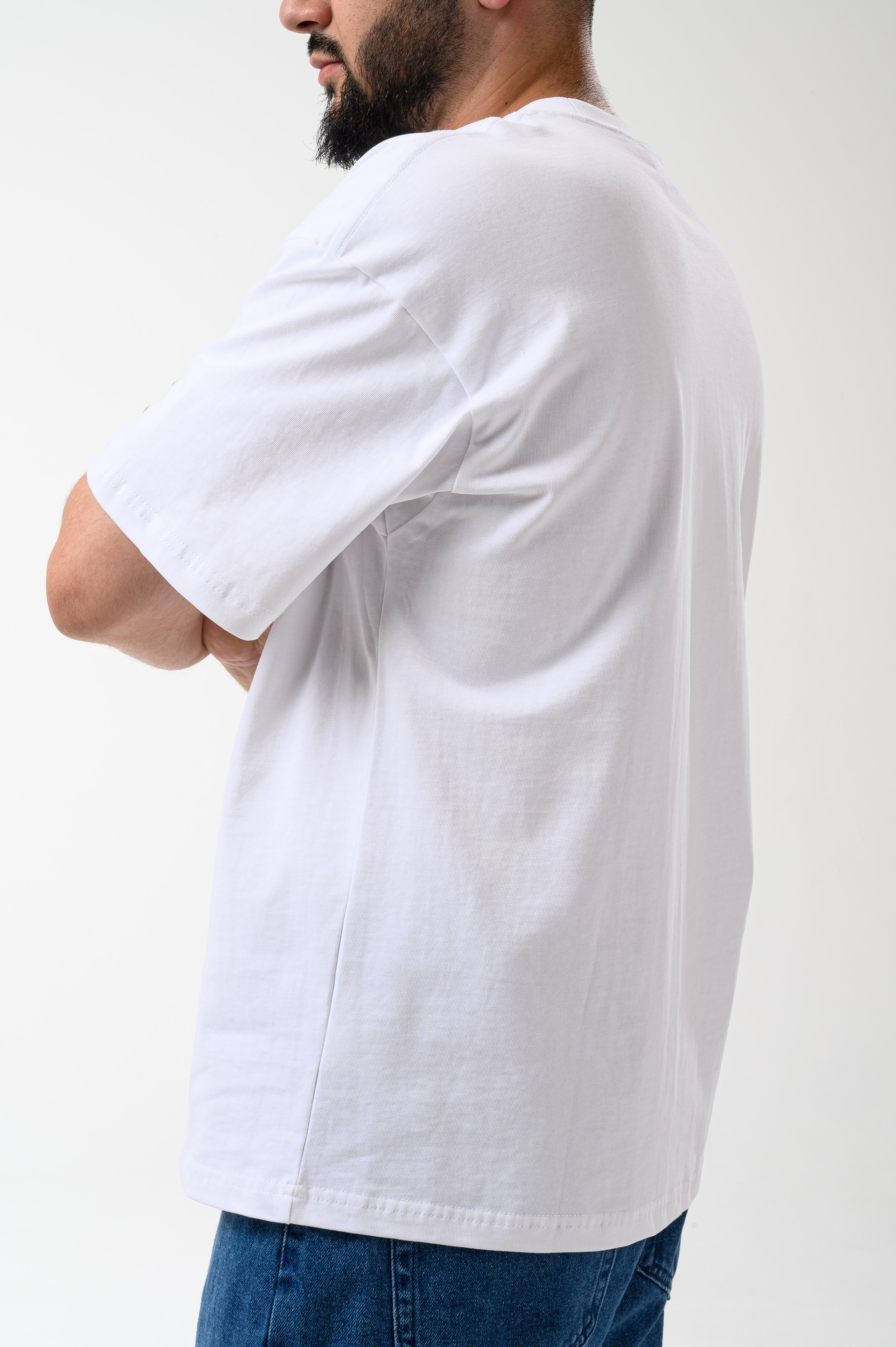 Мужская базовая футболка на модели в профиль, студийная съёмка одежды