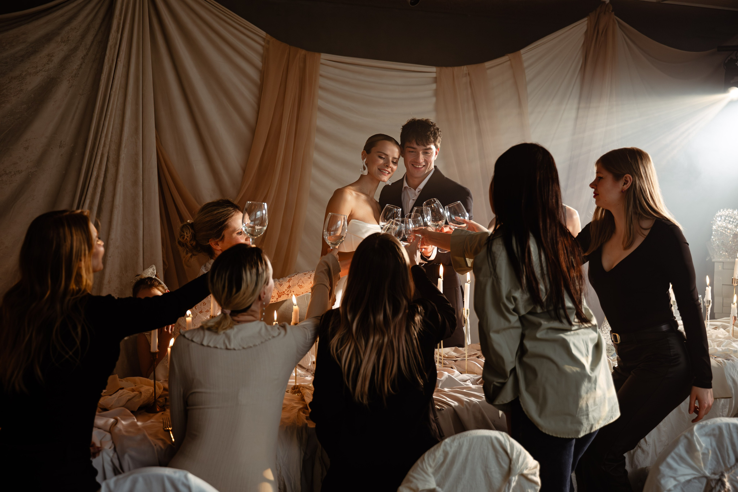 Свадебный тост: молодожёны с бокалами шампанского и улыбающимися гостями