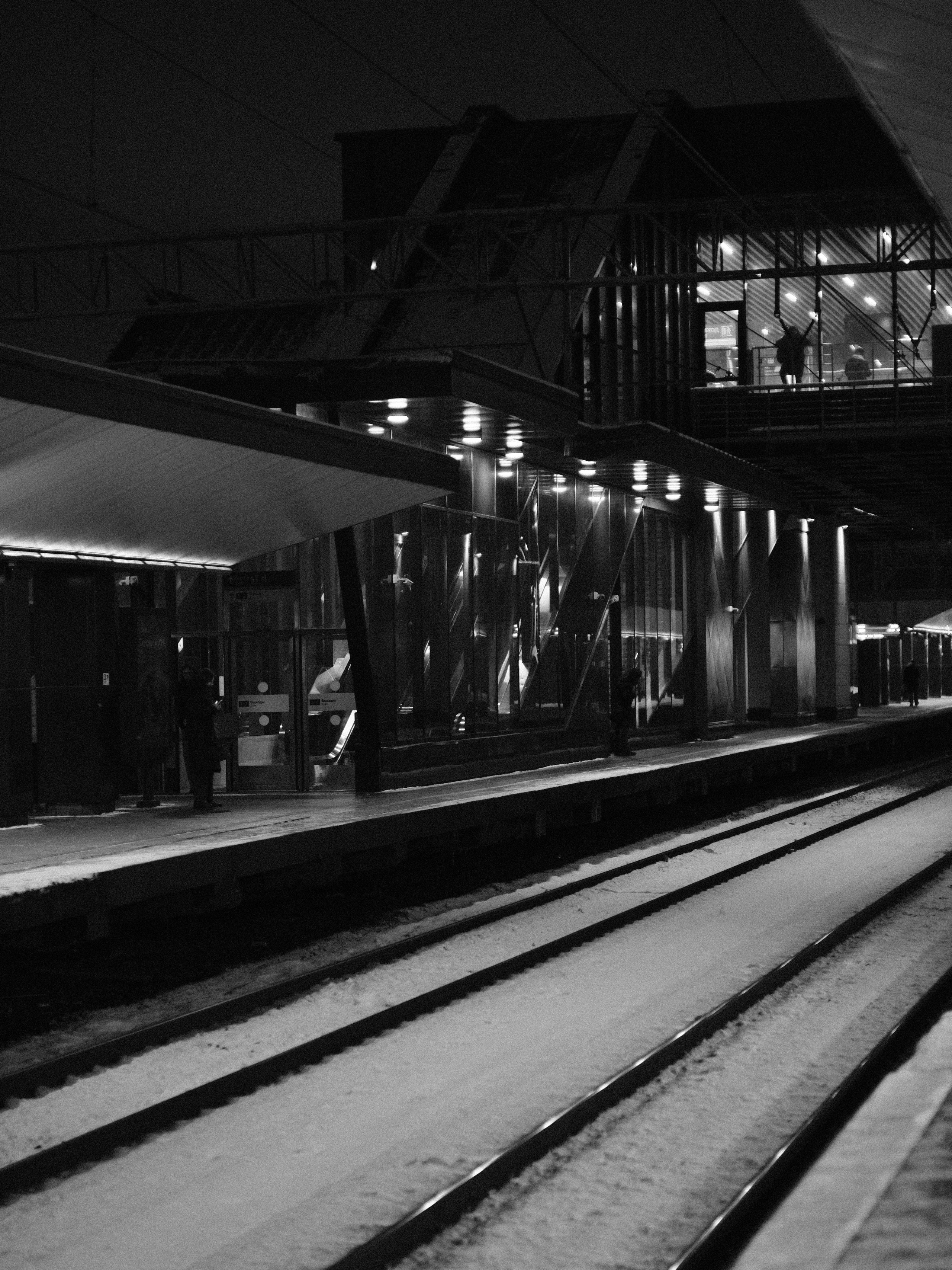 Станция Долгопрудная зимой, пригород Москвы и вечерняя зимняя атмосфера