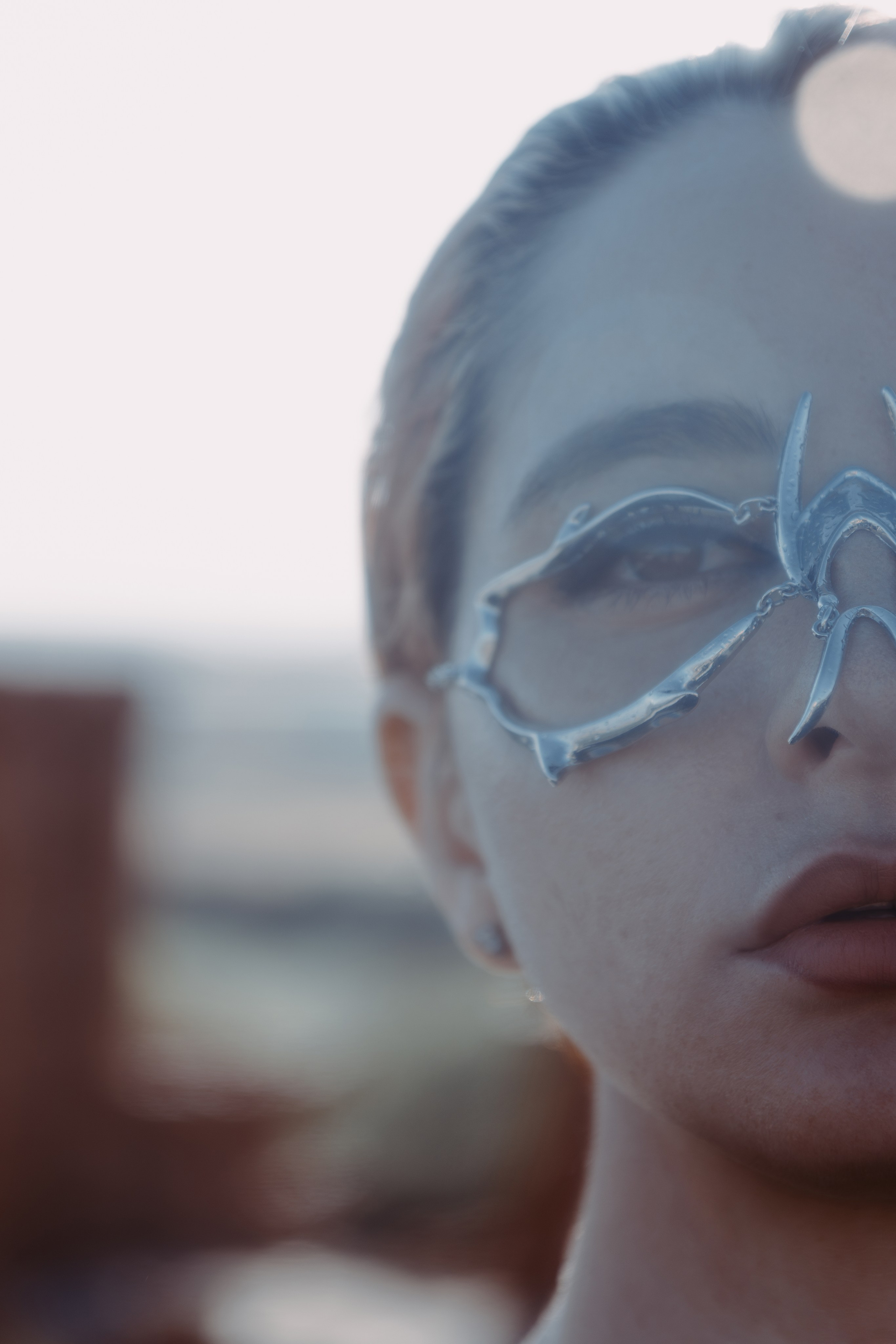 Портрет крупным планом красноволосой девушки с веснушками на лице и украшеньями