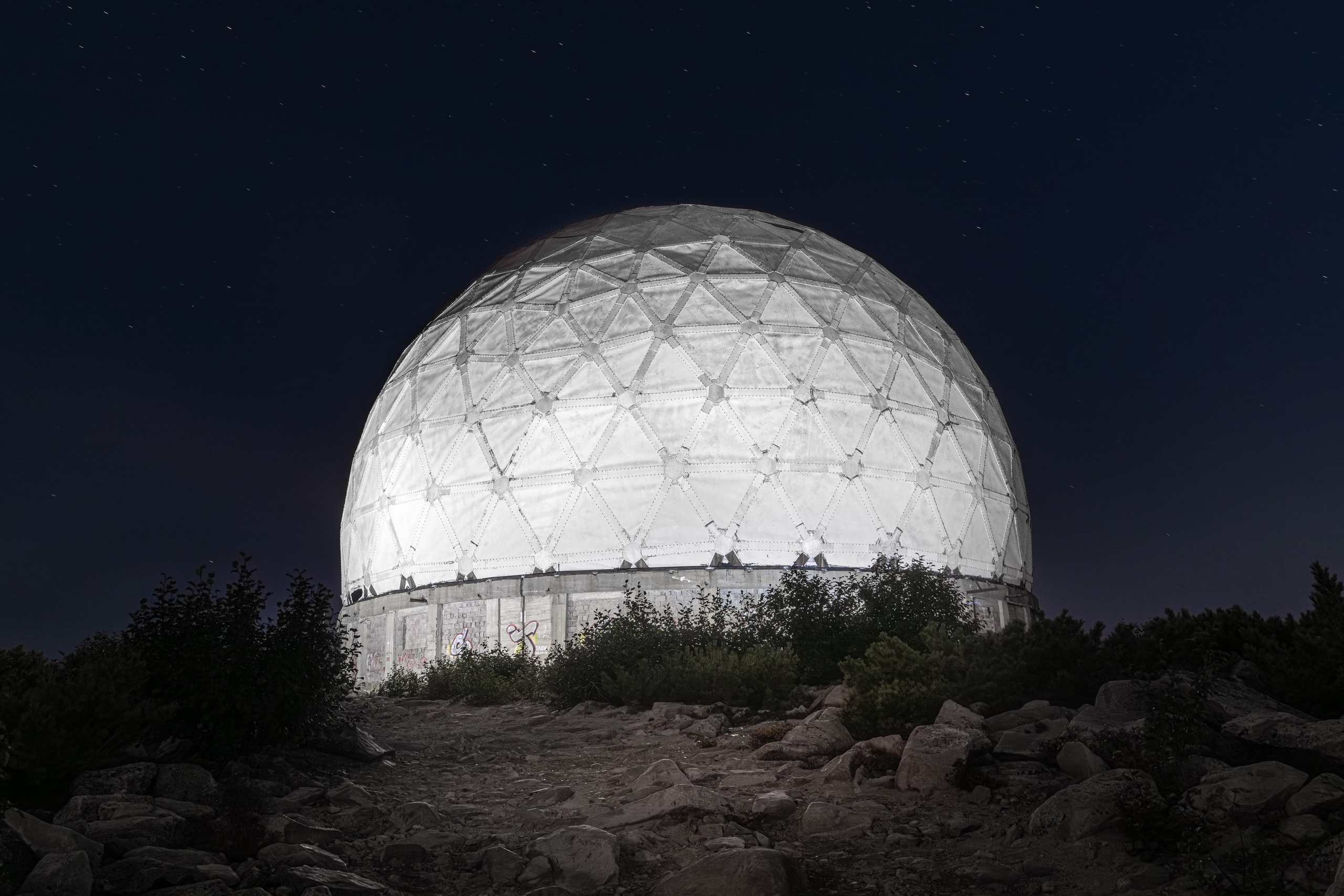 На вершине Марчеканской сопки в Магадане расположены характерные купола радиолокационных станций (РЛС) ПВО, из трёх сооружений в настоящий момент уцелел только один купол. Эти объекты были установлены в советское время для контроля воздушного пространства на Дальнем Востоке