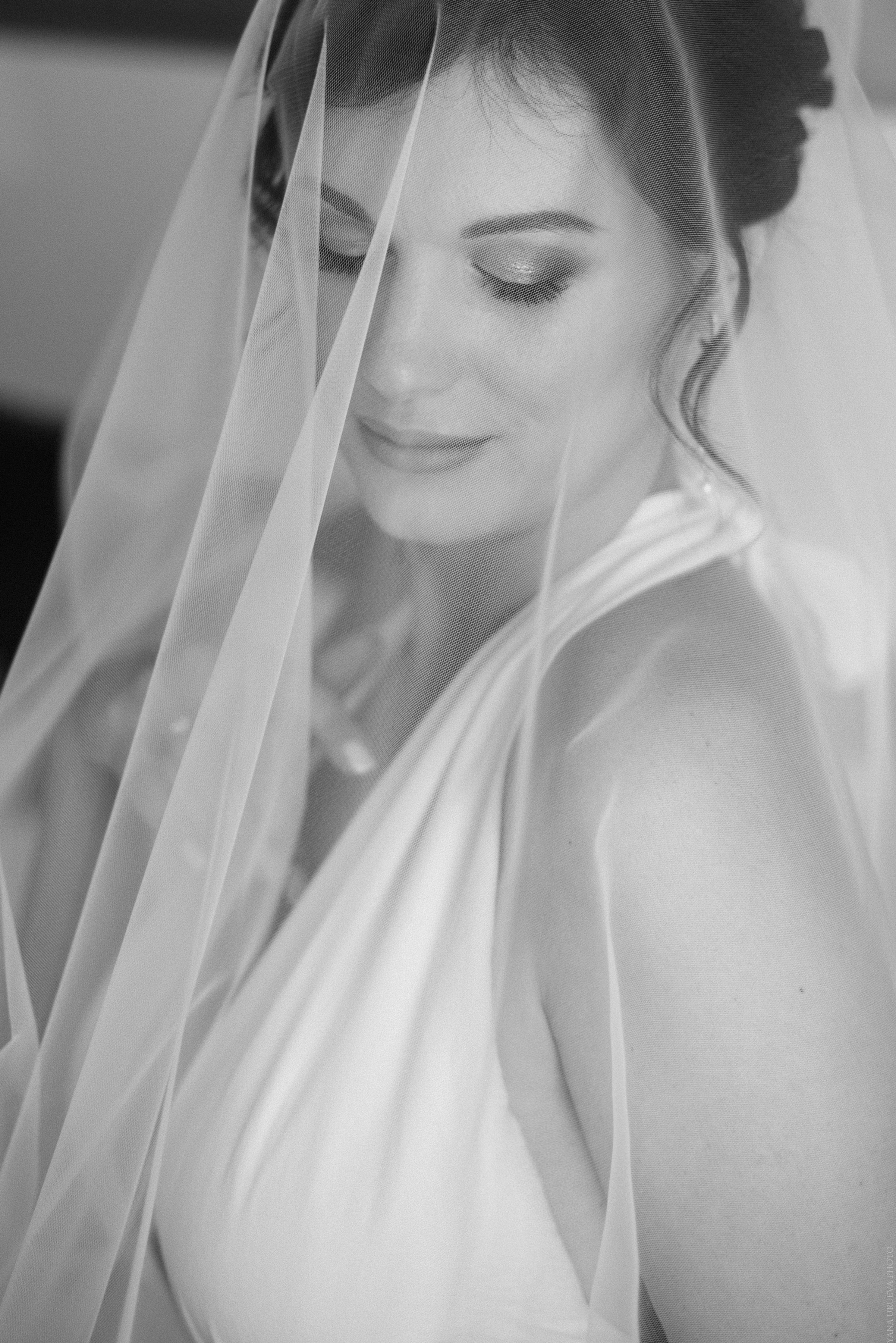 Невеста с закрытыми глазами под фатой