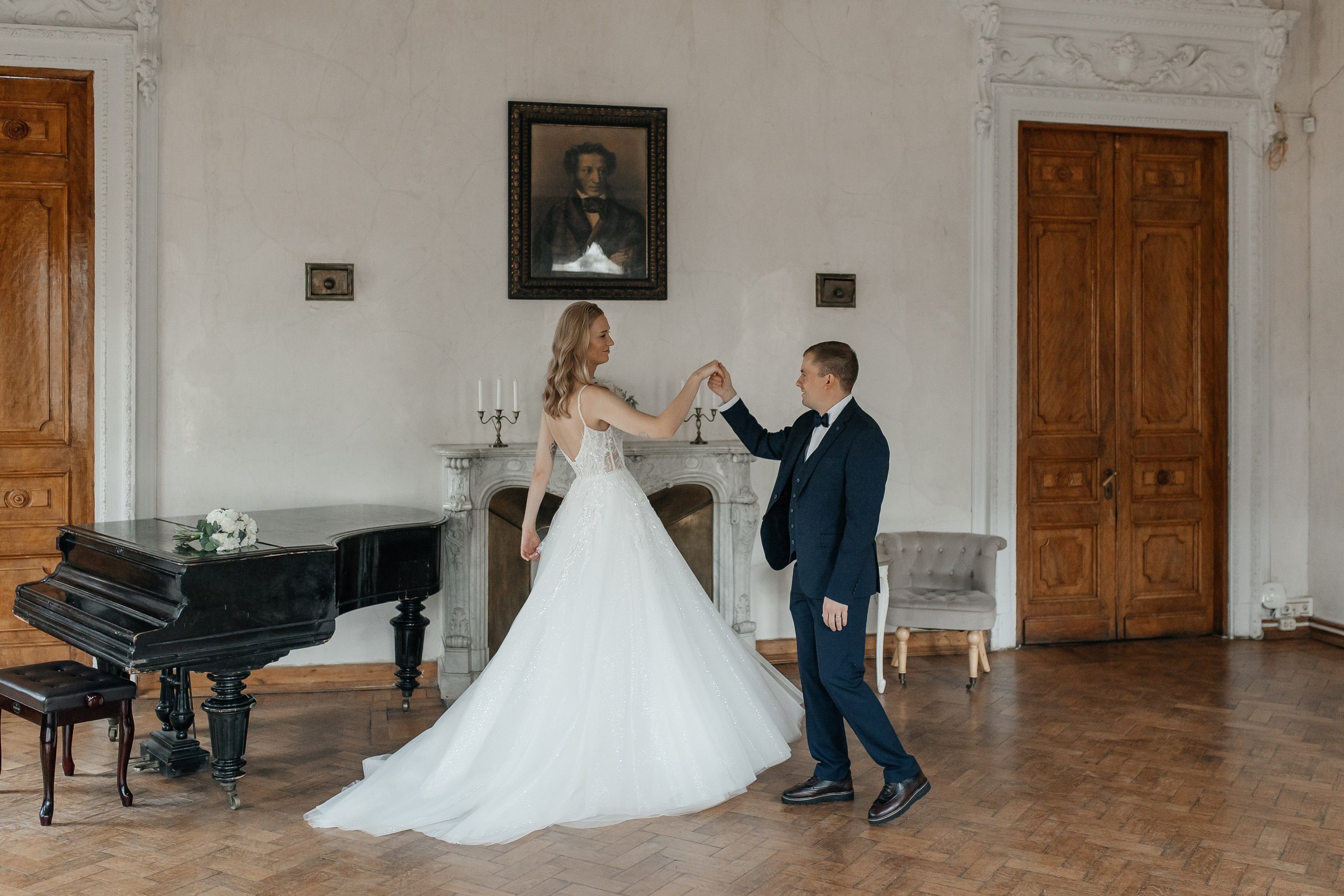 Свадебная фотосессия в библиотеке читальне Пушкина. Свадебный фотограф в Москве Дарья Олендарёва