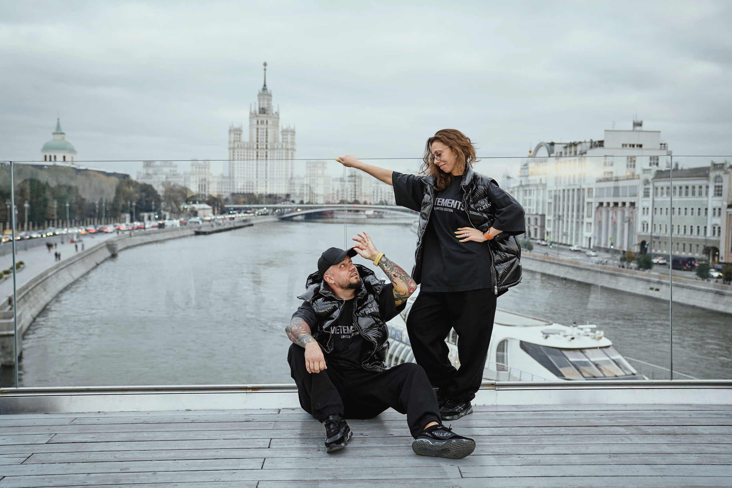 дурачимся на фотосесси в парке Зарядье в Москве осенью