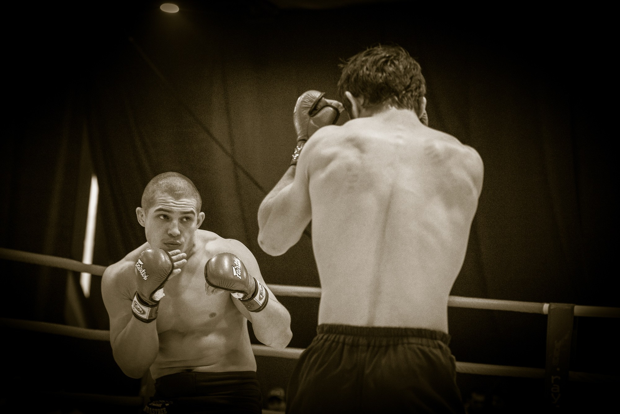 Спортсмен принял оборонительную позу и смотрит на соперника