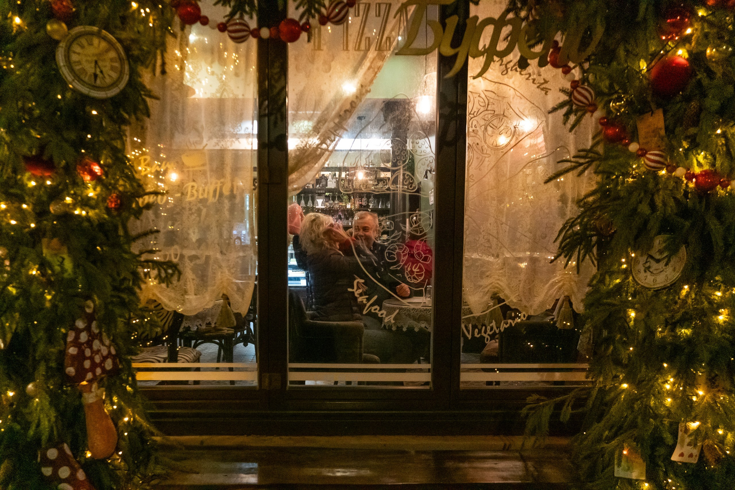 Двое в Новогоднем Зеленоградске. Фотограф Татьяна Рутковская Калининград