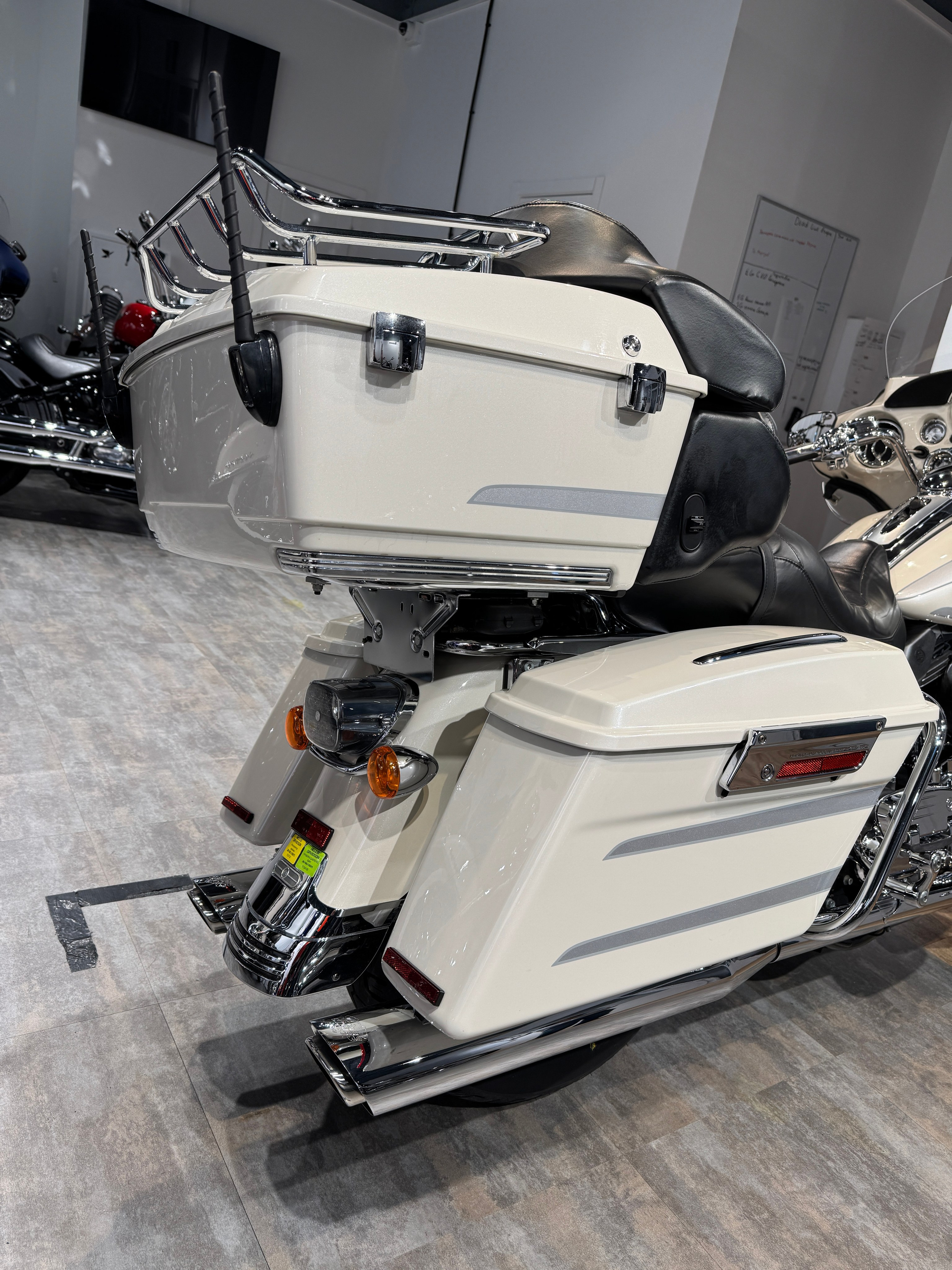 Harley Davidson CVO Electra Glide (White Frost) (Touring) — купить мотоцикл. Hello Davidson, Москва. Только хорошие мотоциклы…