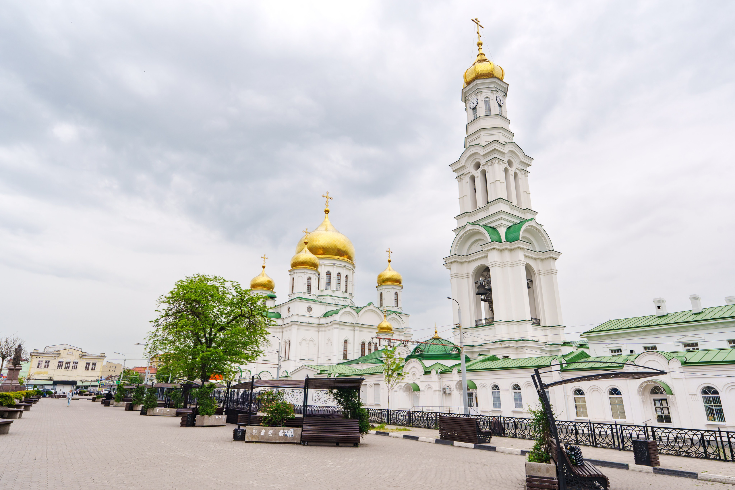 афедральный собор Рождества Пресвятой Богородицы в Ростове-на-Дону — один из главных православных храмов города и известная архитектурная достопримечательность юга России. Историческое здание с золотыми куполами и колокольней в центре Ростова-на-Дону 9.05.2026, фотограф Андрей Сайфутдинов