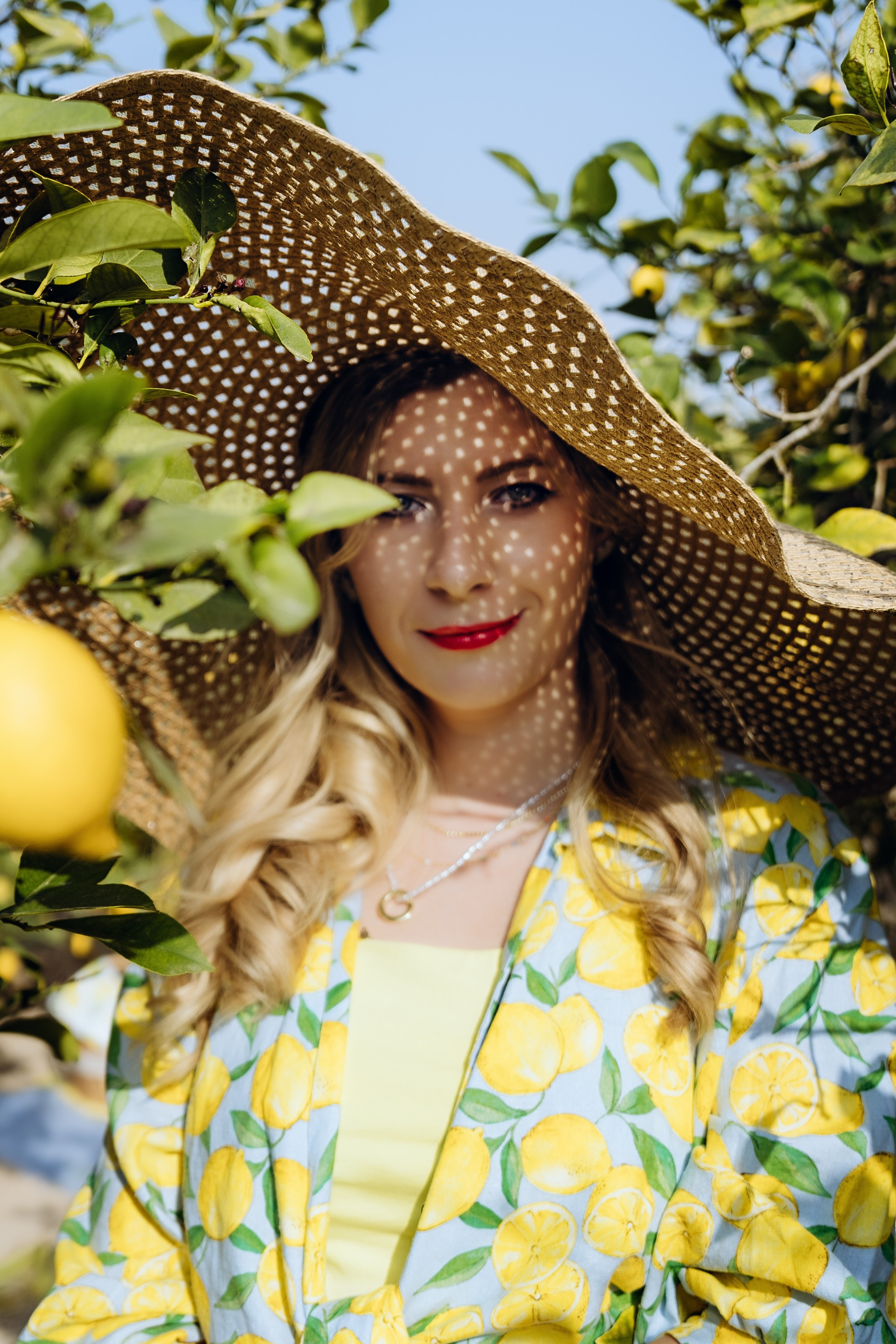 девушка в шляпе с широкими полями портрет в итальянском стиле