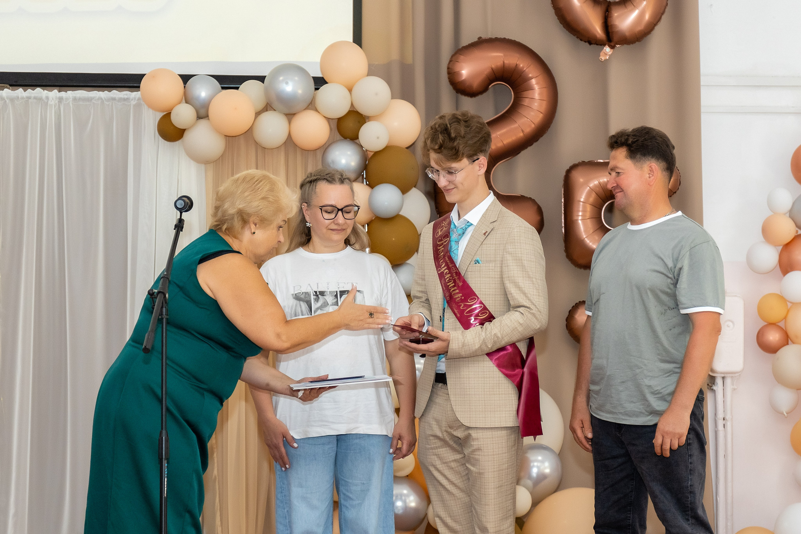 Выпускной. Школа 22, 11 класс. Стильный выпускной альбом Владивосток фотограф Вероника Мигачева