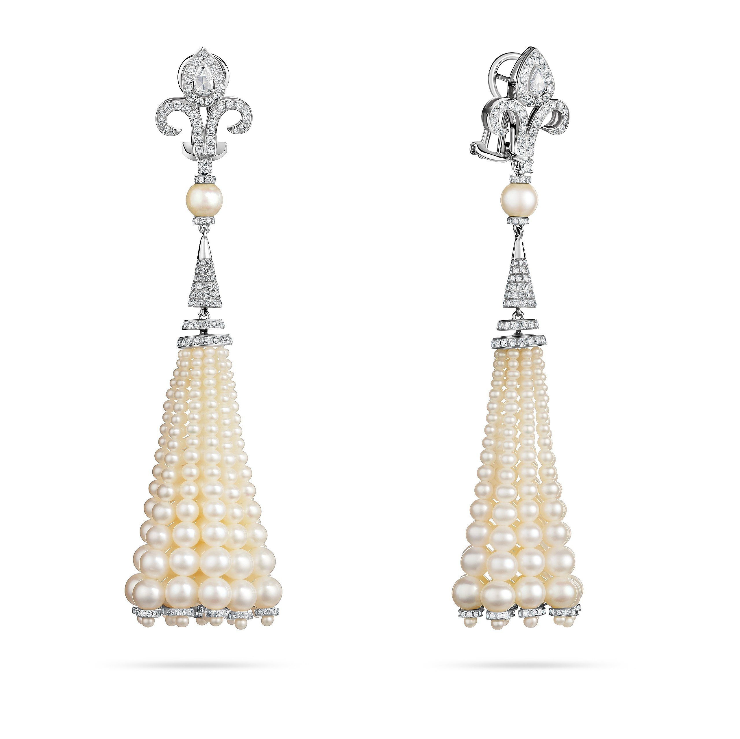 Профессиональная предметная фотосъёмка длинных серёжек с жемчужными каскадами и бриллиантовыми элементами, вид спереди, для карточек товаров и презентаций бренда.