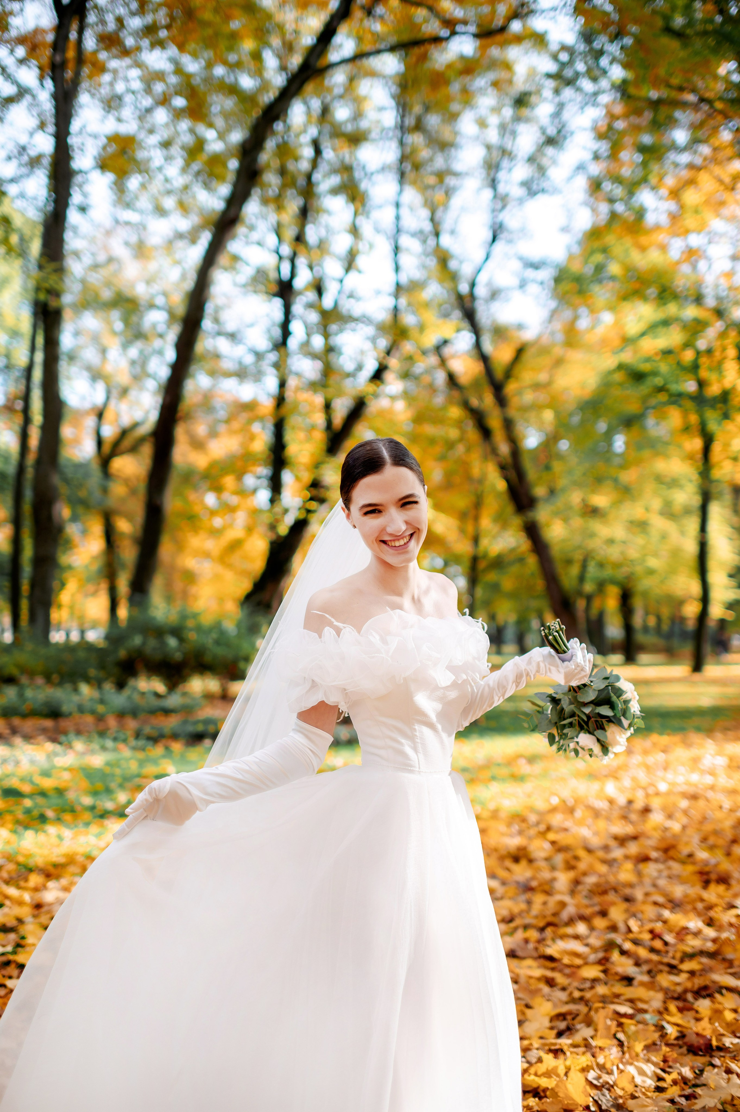 Осенняя великолепная свадебная прогулка жениха и невесты в октябре в Санкт-Петербурге в Михайловском парке и у Атлантов на Миллионной улице. Портретный, семейный и свадебный фотограф в Санкт-Петербурге и в Пушкине Ширяев Денис