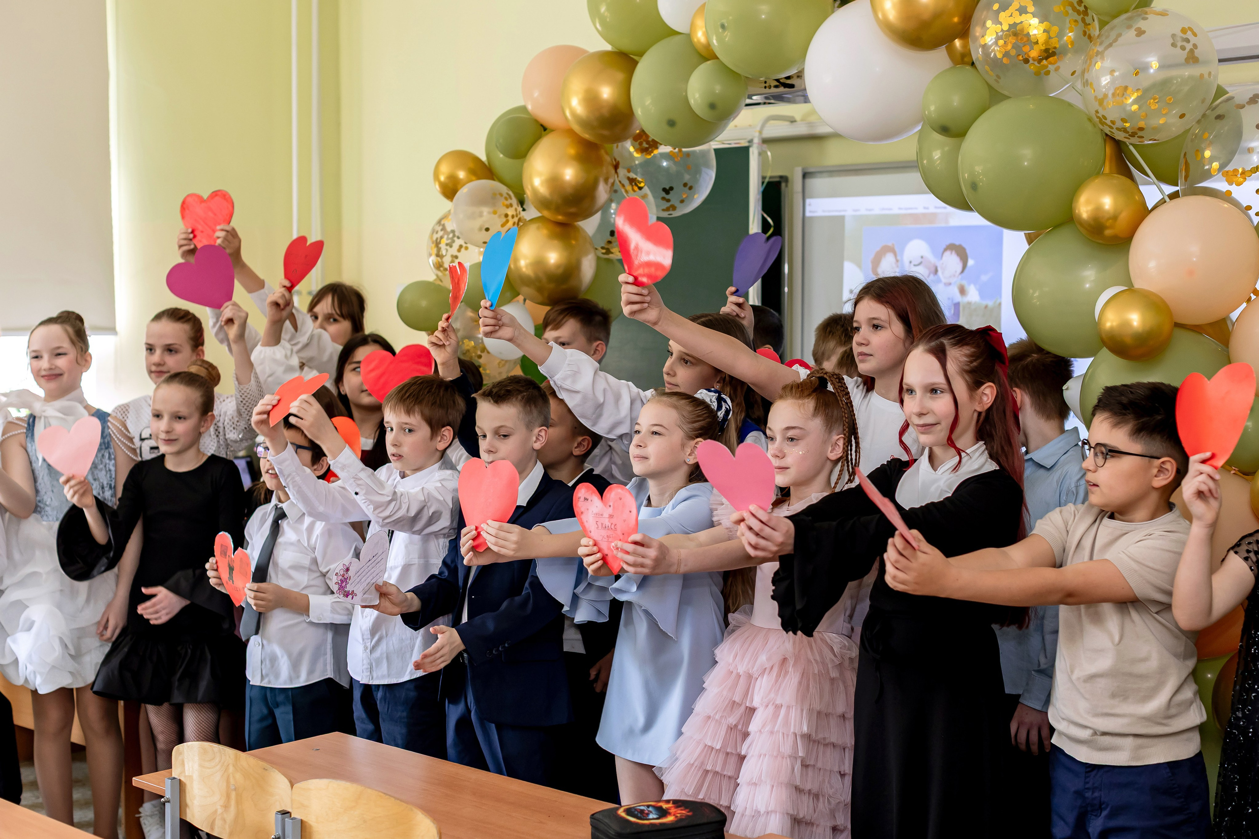 Выпускной в начальной школе в классе. Фотограф и видеограф Москва. Свадебный фотограф, видеограф. Выпускные альбомы. Оживающие альбомы