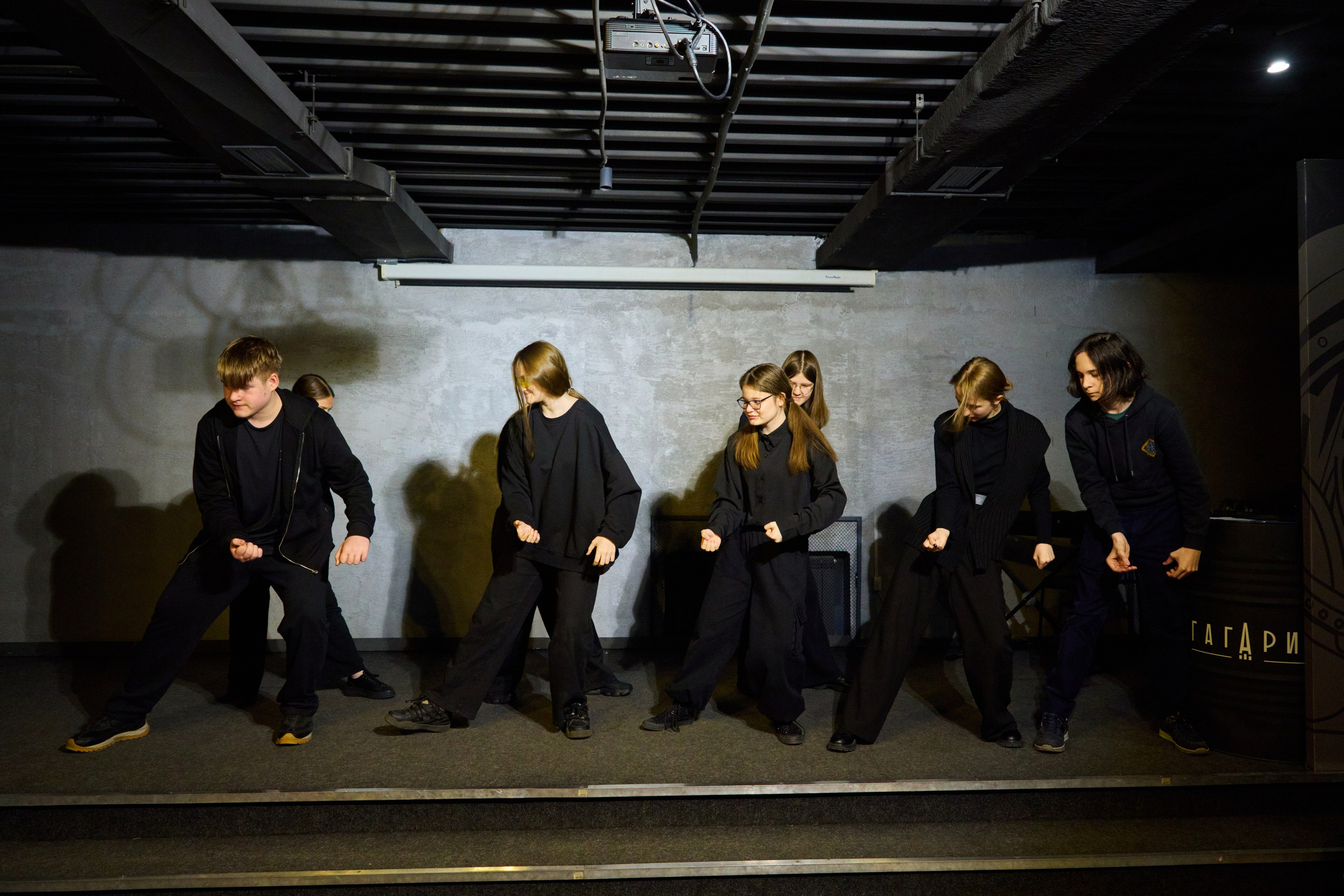 На сцене актеры в черном. Культурная станция Гагарин