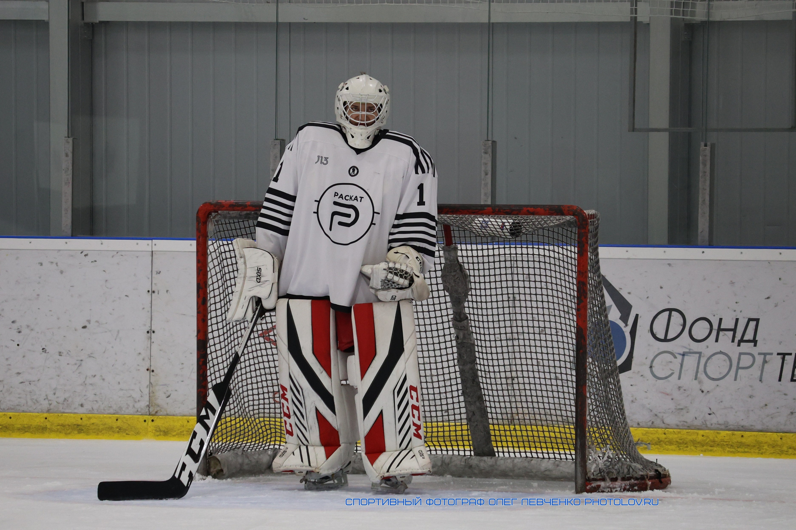 Хоккейный вратарь  оперся на ворота
