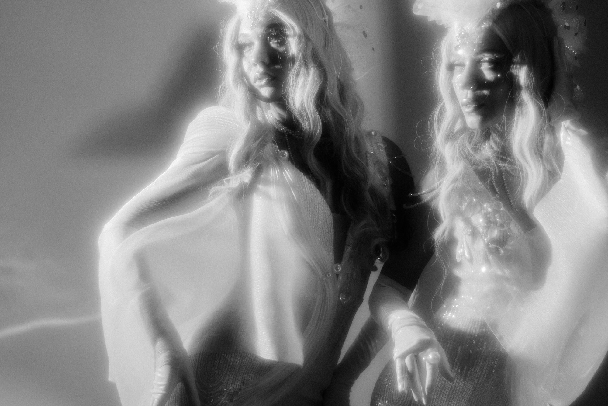 Арт-фотосессия с синим светом на циклораме. Портретный фотограф Тюмень Дарья Мустафина