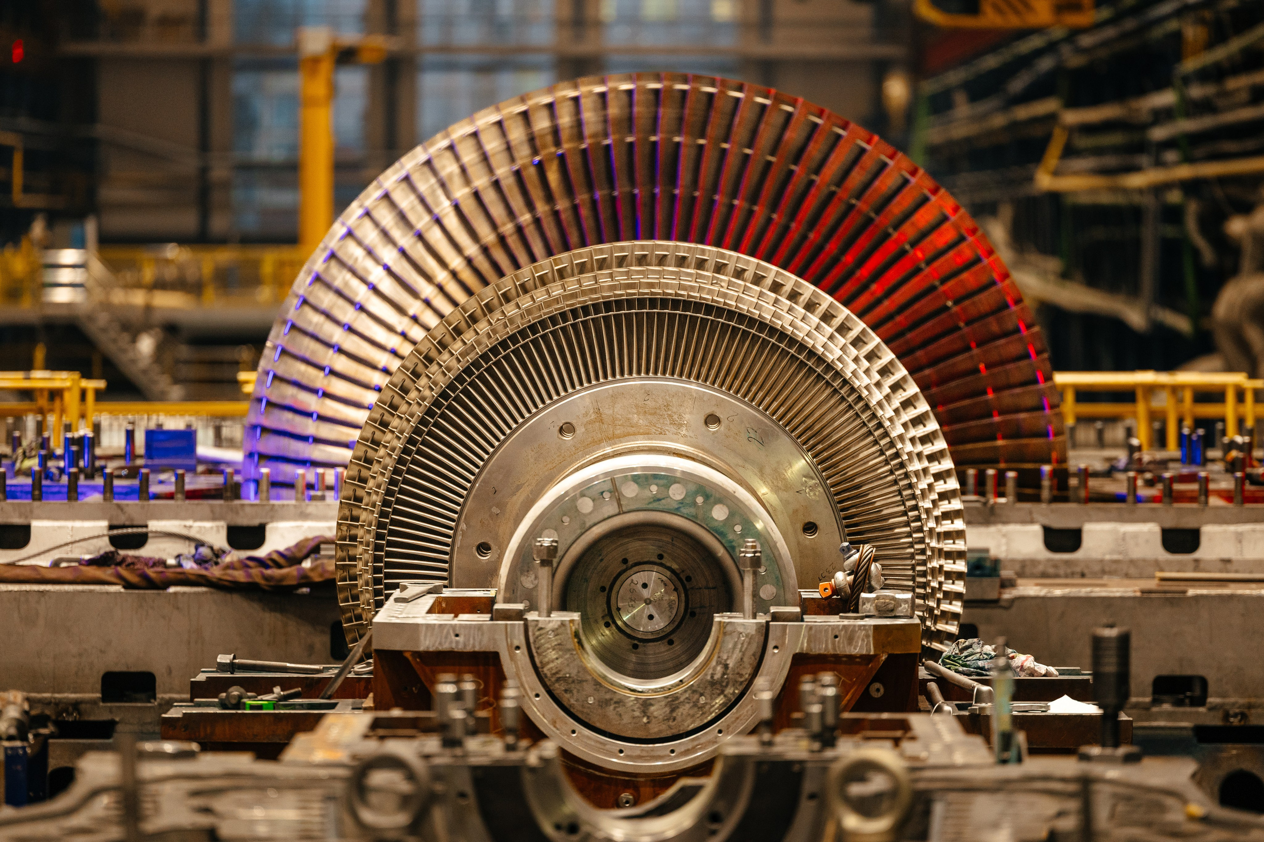 Яркая промышленная съёмка на стыке реальности и визуальных трендов