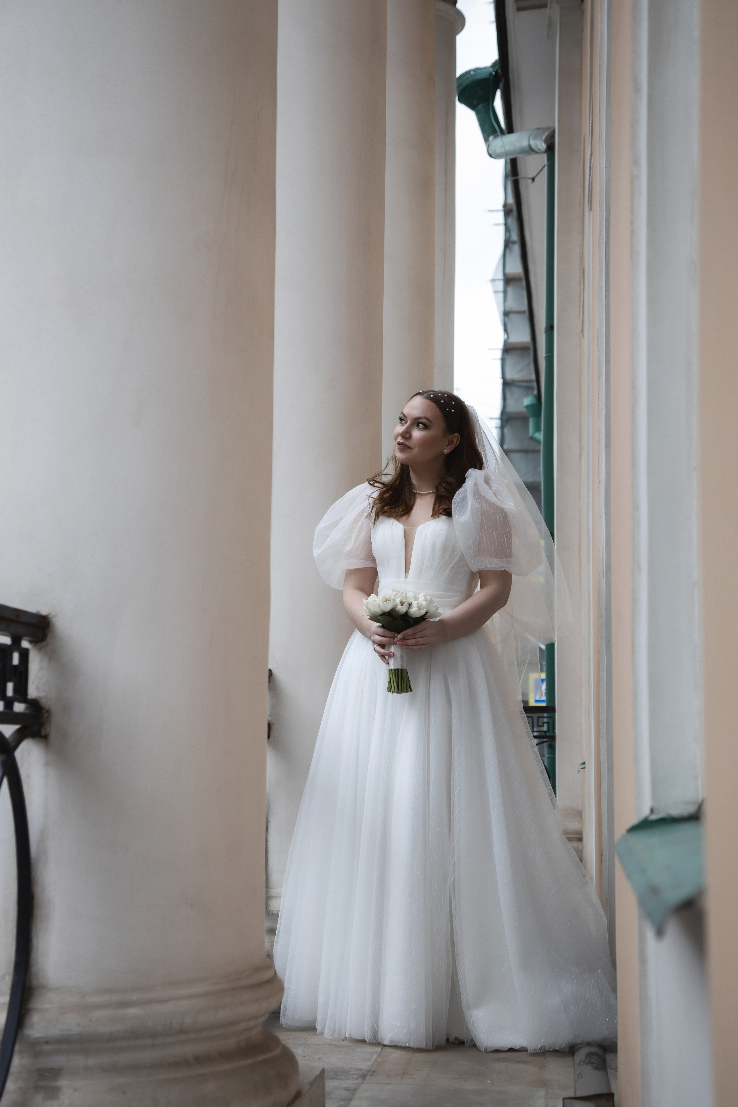 свадебный фотограф на регистрацию брака в усадьбе муравьёвых-апостолов, фотосессия невесты на балконе