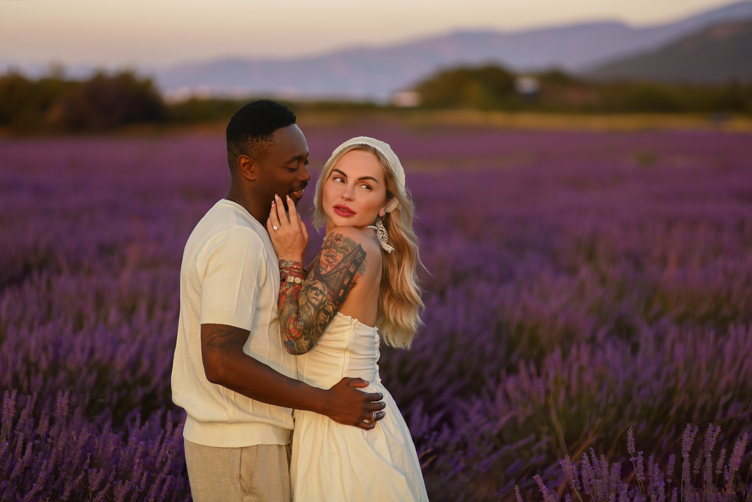 Séances photo dans les champs de lavande 2026. Photographer in Provence Julia Lipiainen