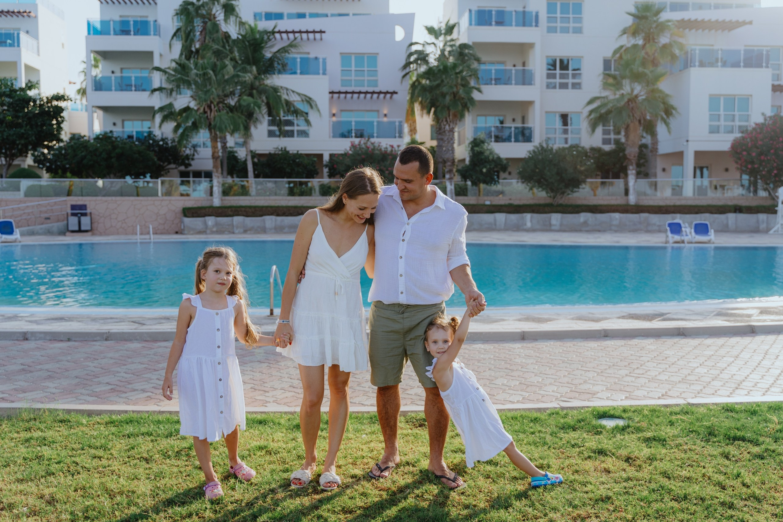 Family photographer in abu dhabi dubai sharjah fujeirah