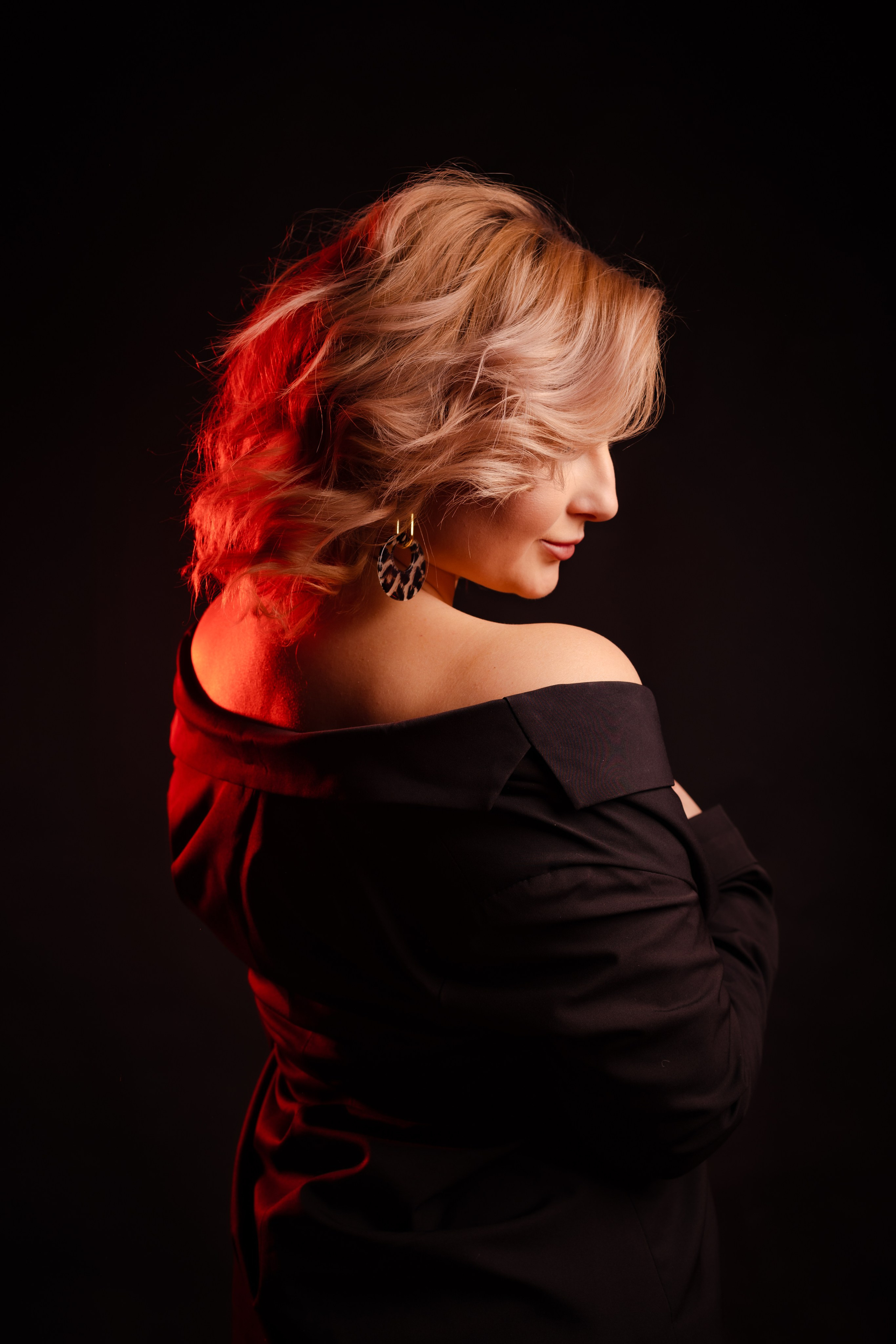 женский портрет на черном фоне с цветным светом