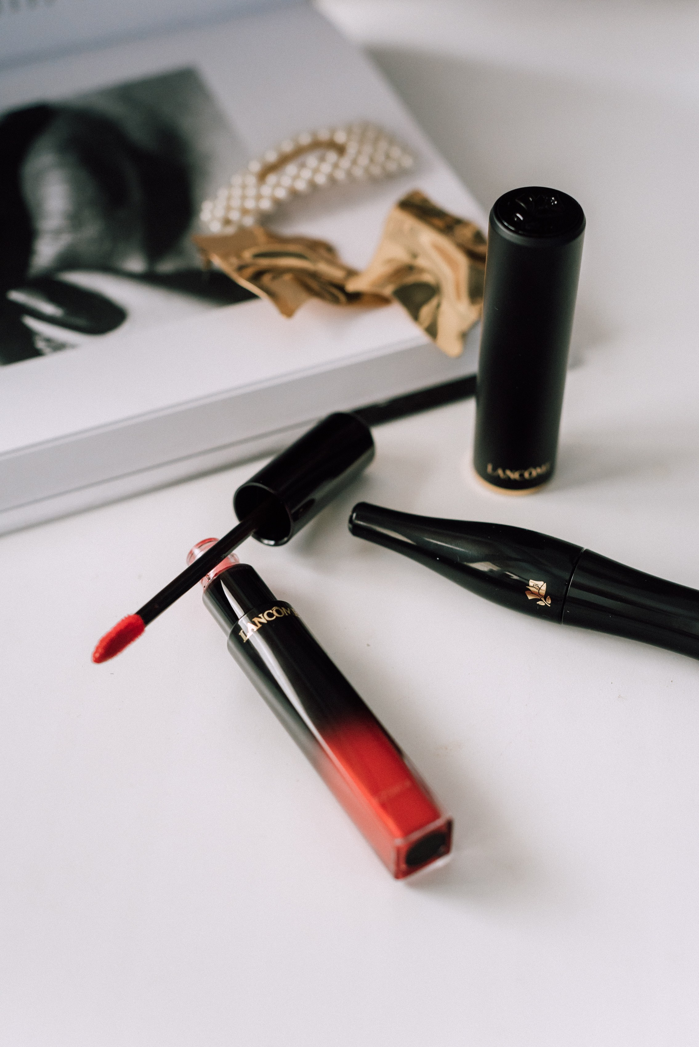 Красный блеск для губ и журнал