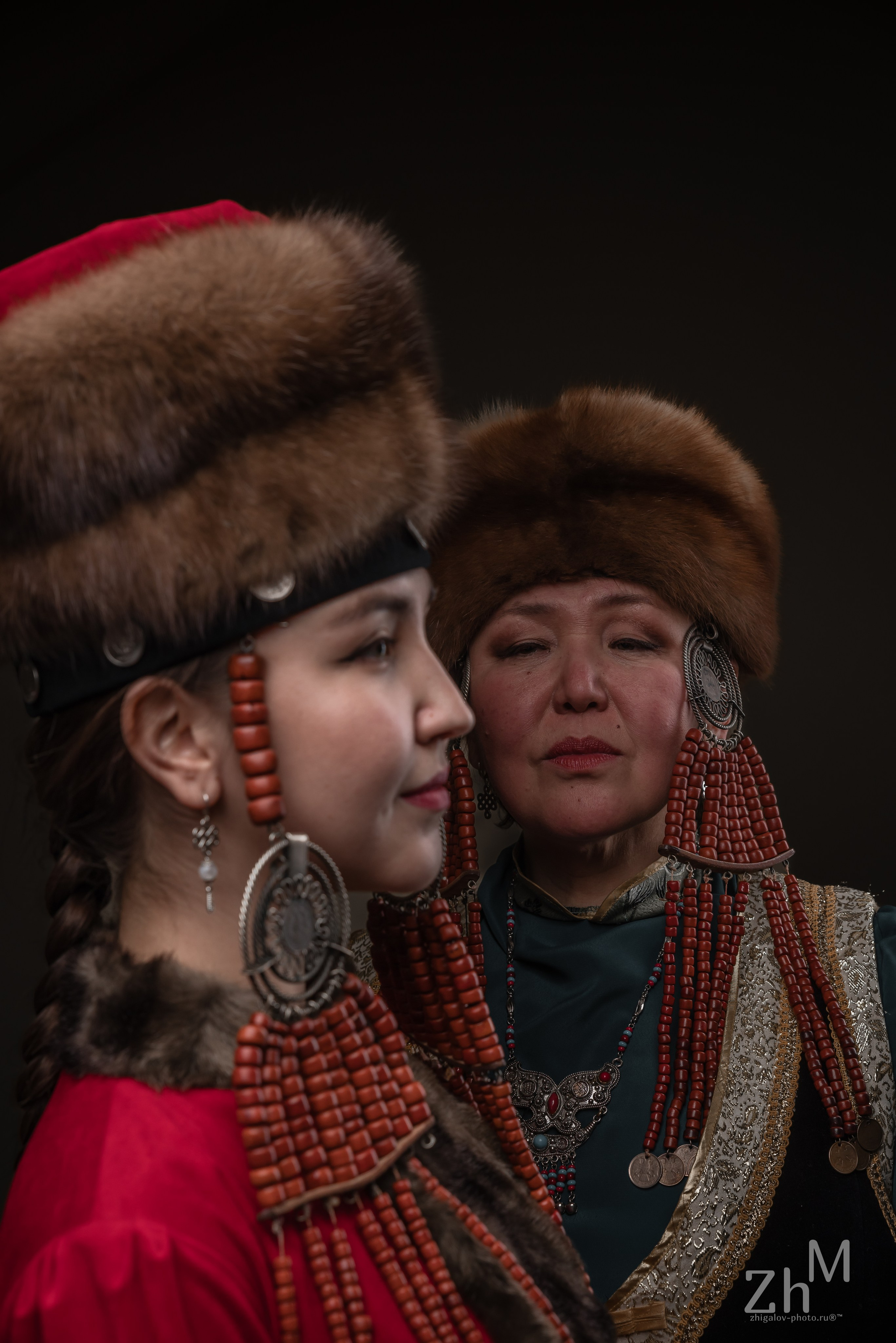 Съёмка в бурятских национальных костюмах. Семейный и свадебный фотограф в Иркутске Максим Жигалов