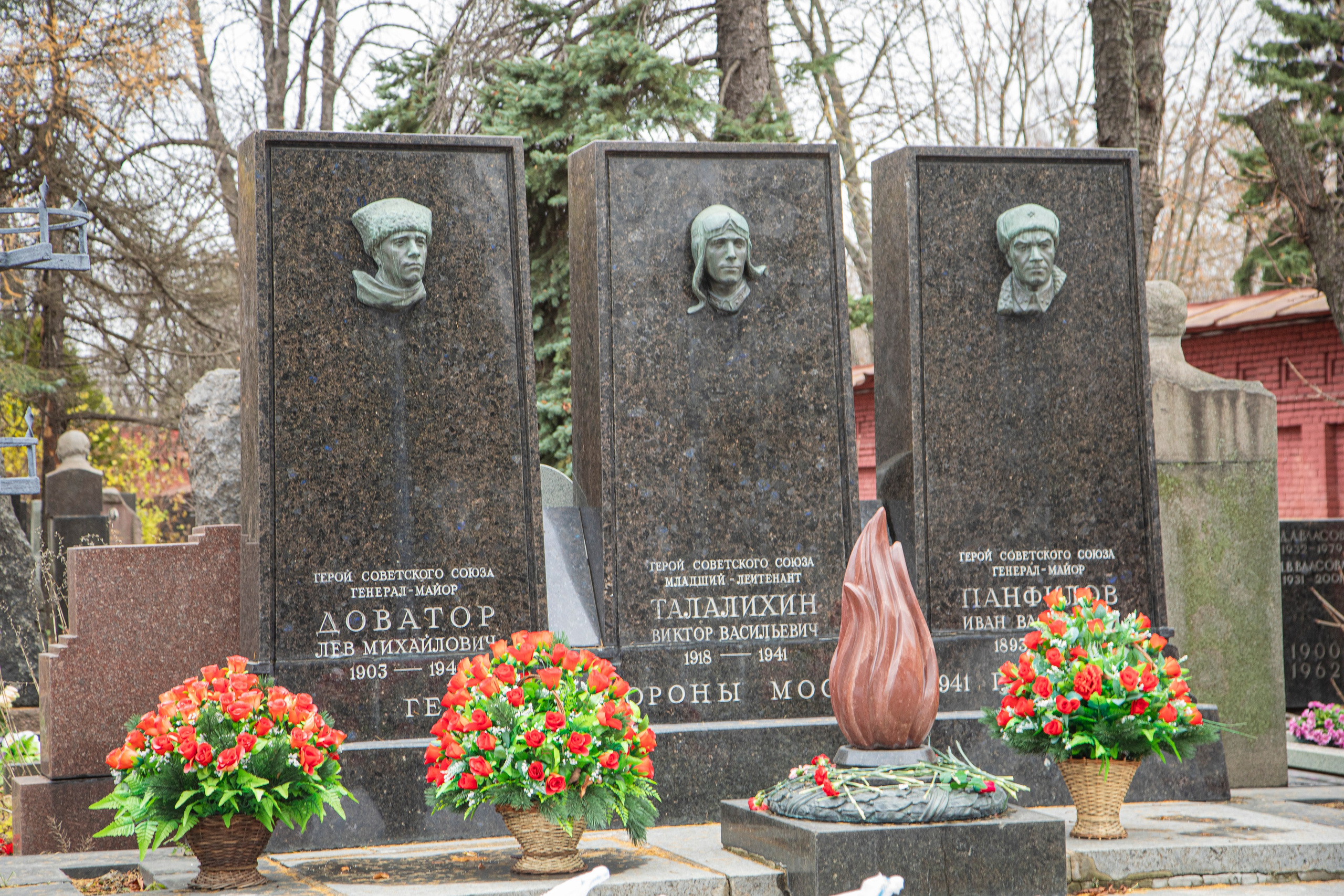 Осенняя прогулка по Новодевичьему кладбищу. Фотограф Сергей Ловкий