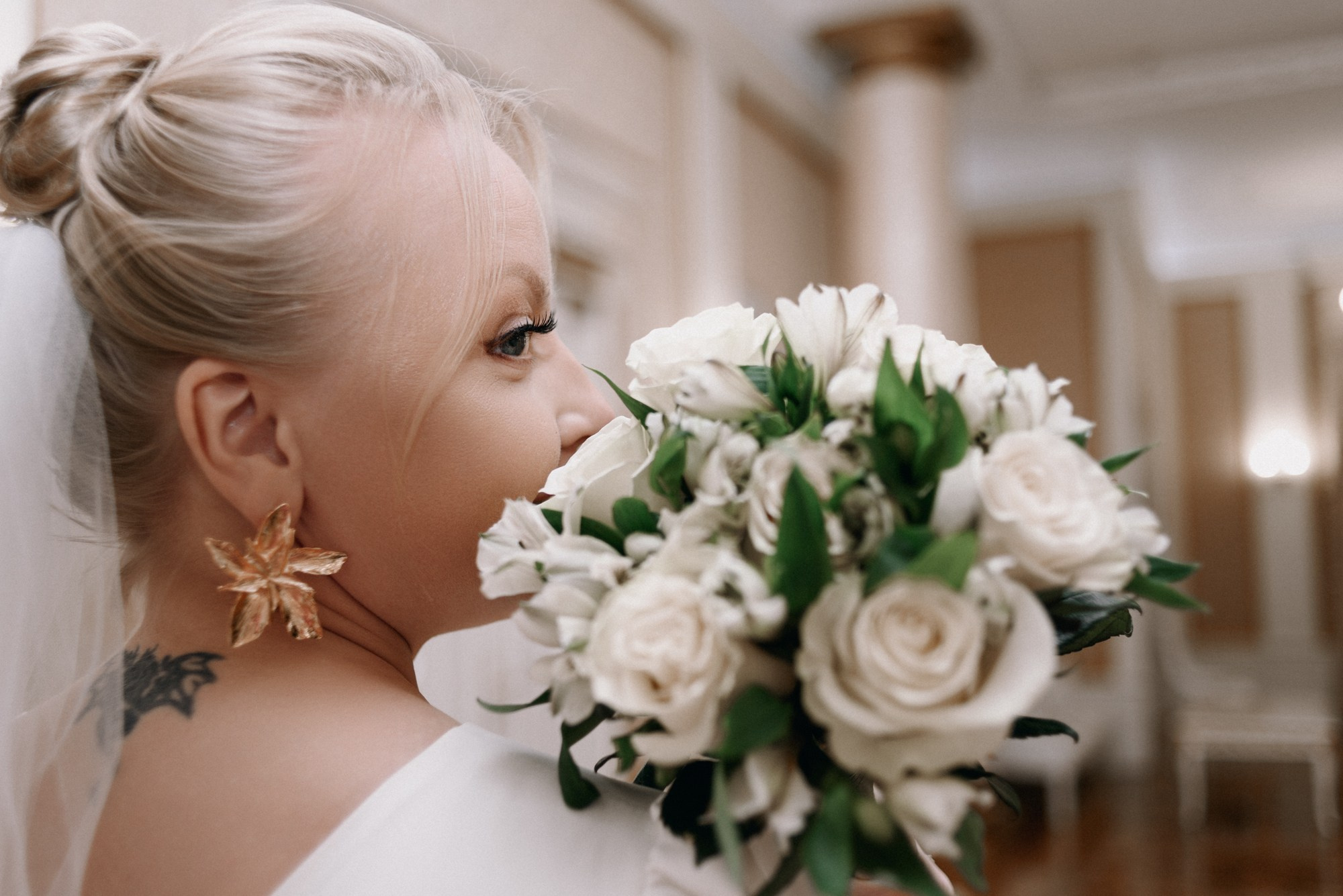 Крупный план: жених и невеста подписывают документы в торжественном зале