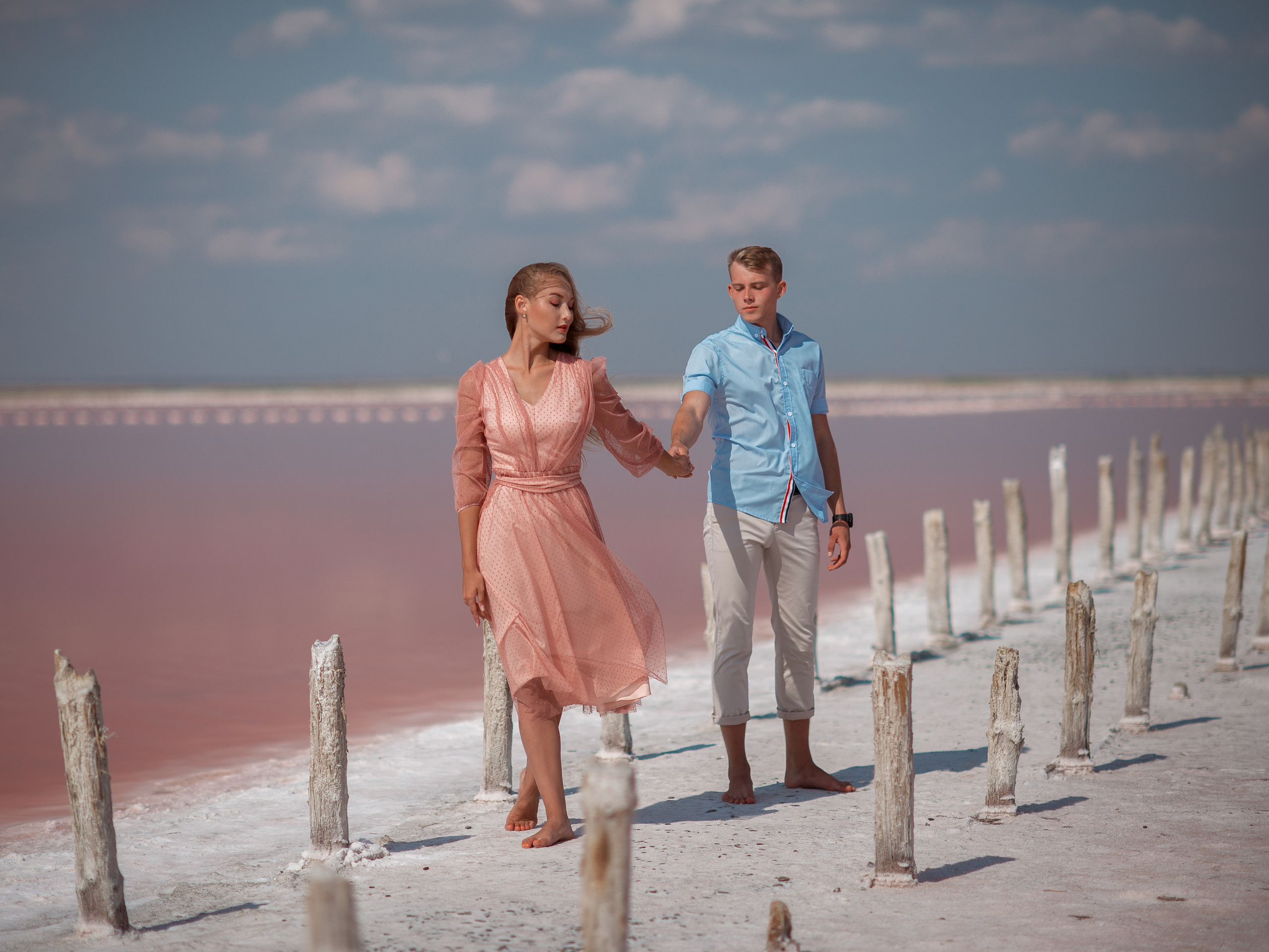 Фотограф в Саках на розовом озере Сасык-Сиваш (Крым)