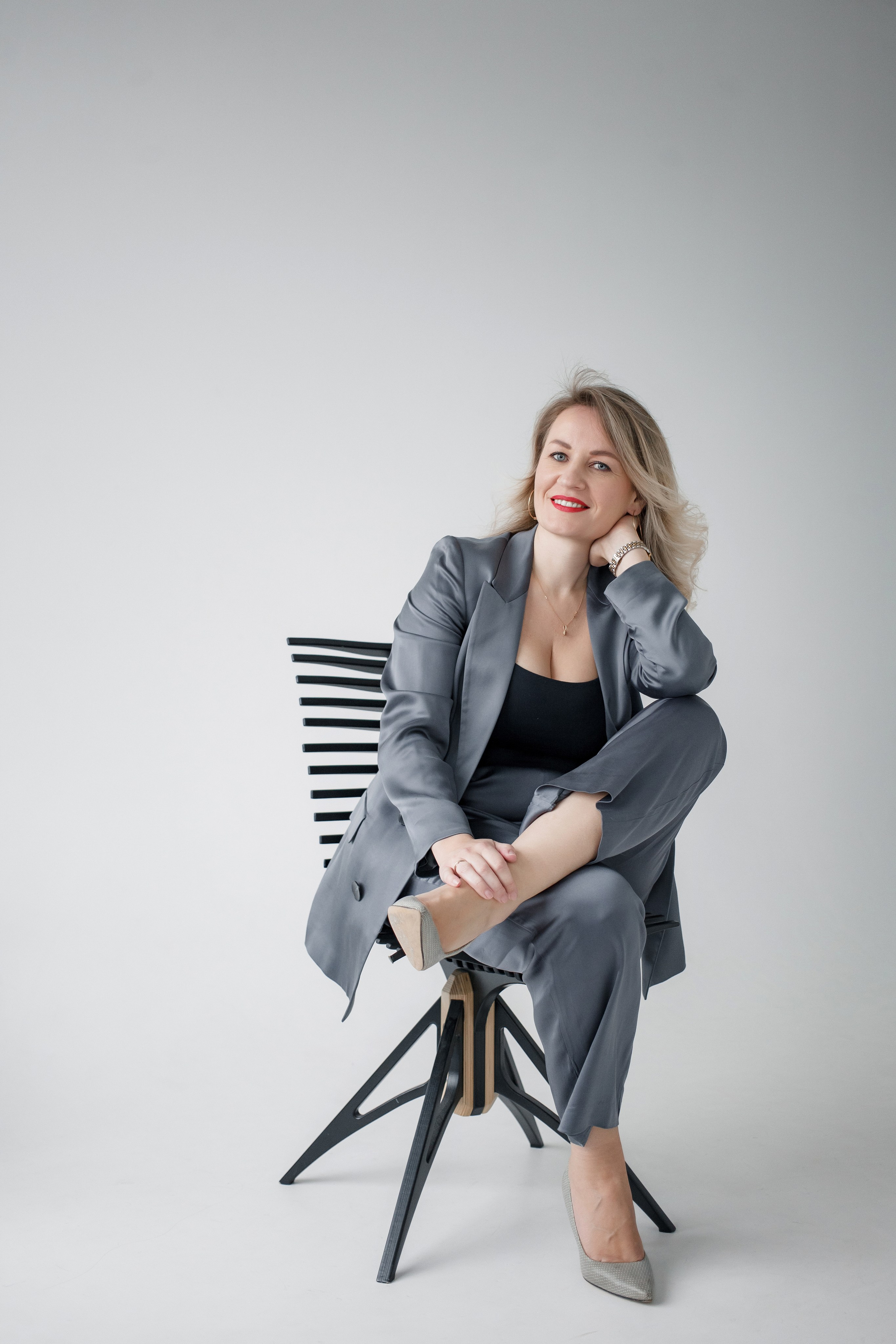 девушка в сером костюме сидит на стуле, деловой портрет для психотерапевта, контент для психолога, контент для психотерапевта, контентные фотографии, контентный фотограф