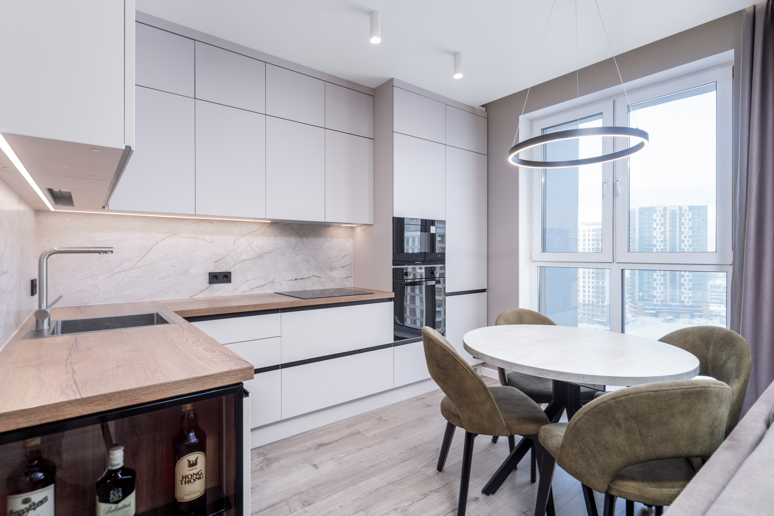 Интерьер зоны кухни в трехкомнатной квартире в ЖК Минск Мир