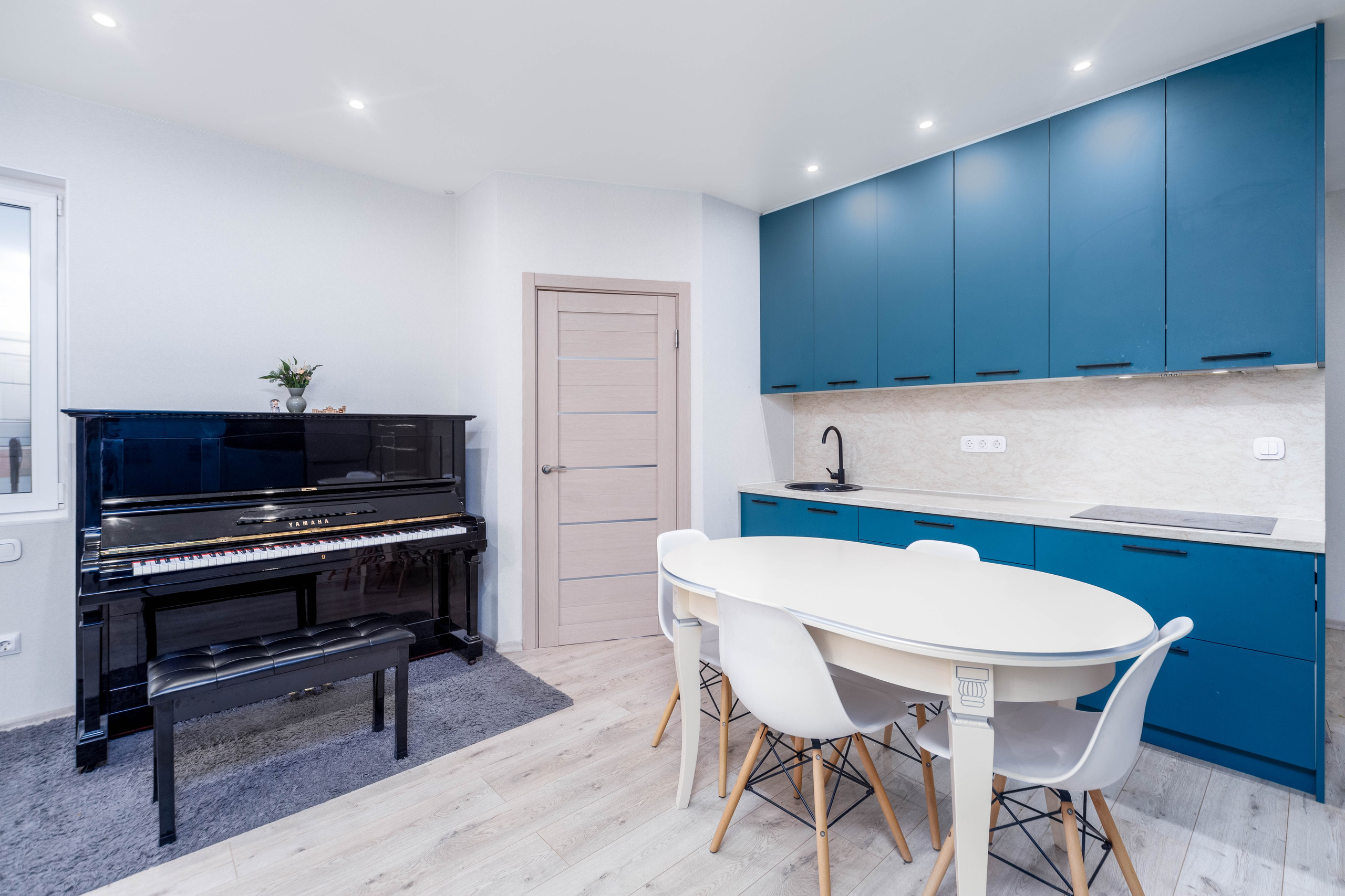 Интерьер кухни-гостиной в трехкомнатной квартире в ЖК Минск Мир