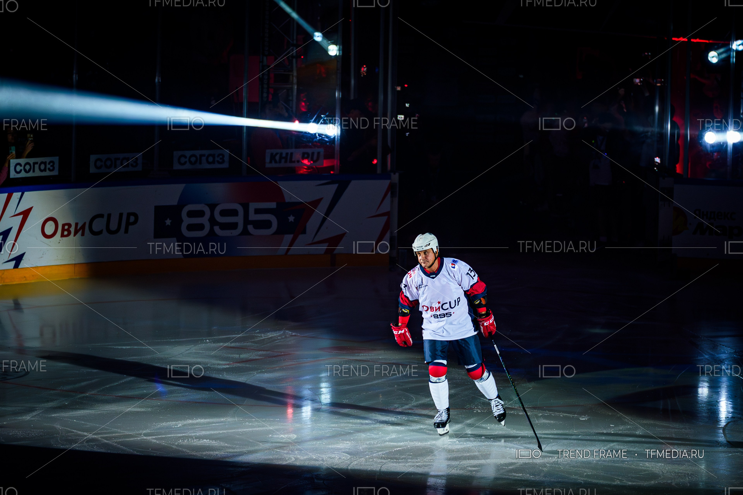 Валерий Каменский выходит на лёд в финале Кубка Овечкина 2025 — спортивное фото от TrendFrame.