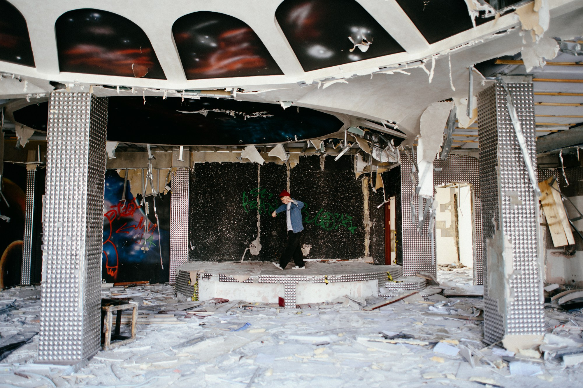 Кинематографичный кадр в заброшенном пространстве, игра теней, мужская фотосессия Тюмень