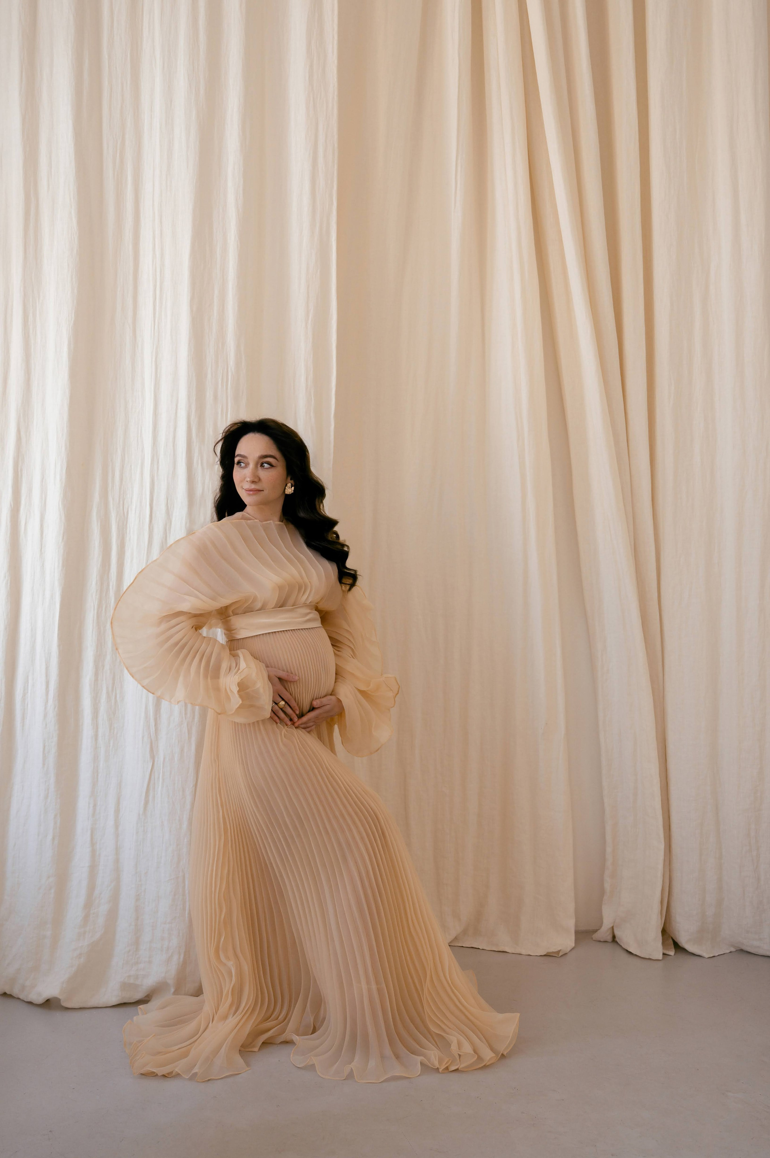 Фотосессия беременности в платьях. Профессиональный фотограф беременности в СПБ. Стильные фотосессии беременности в стиле минимализм и классическая фотография