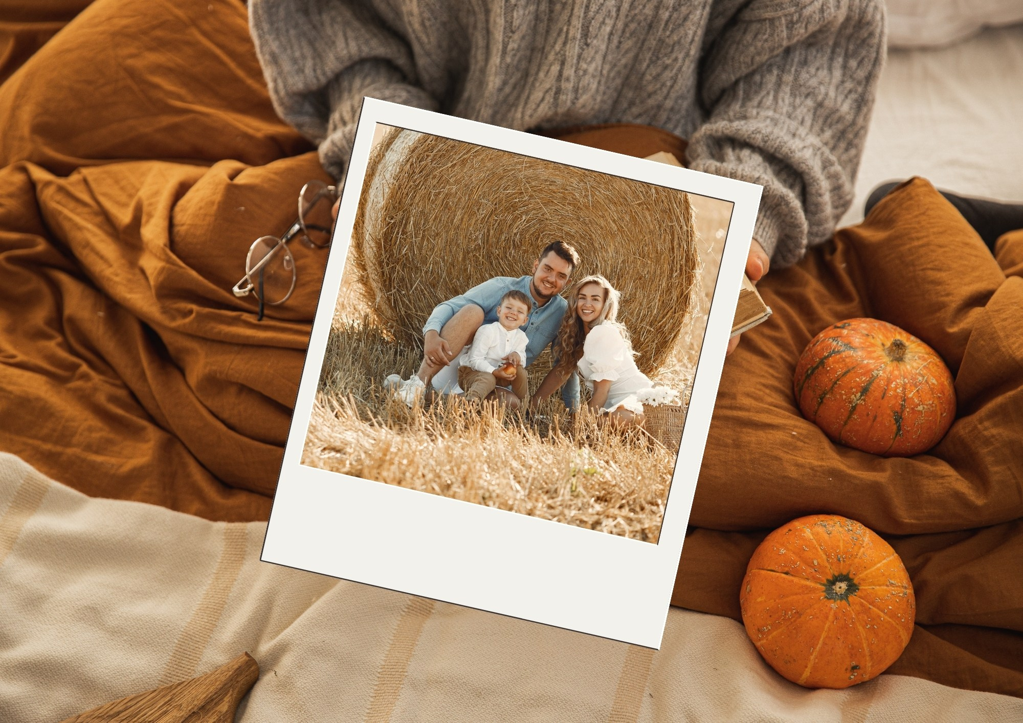 семья с ребёнком у стогов сена и тыкв в осенних тонах