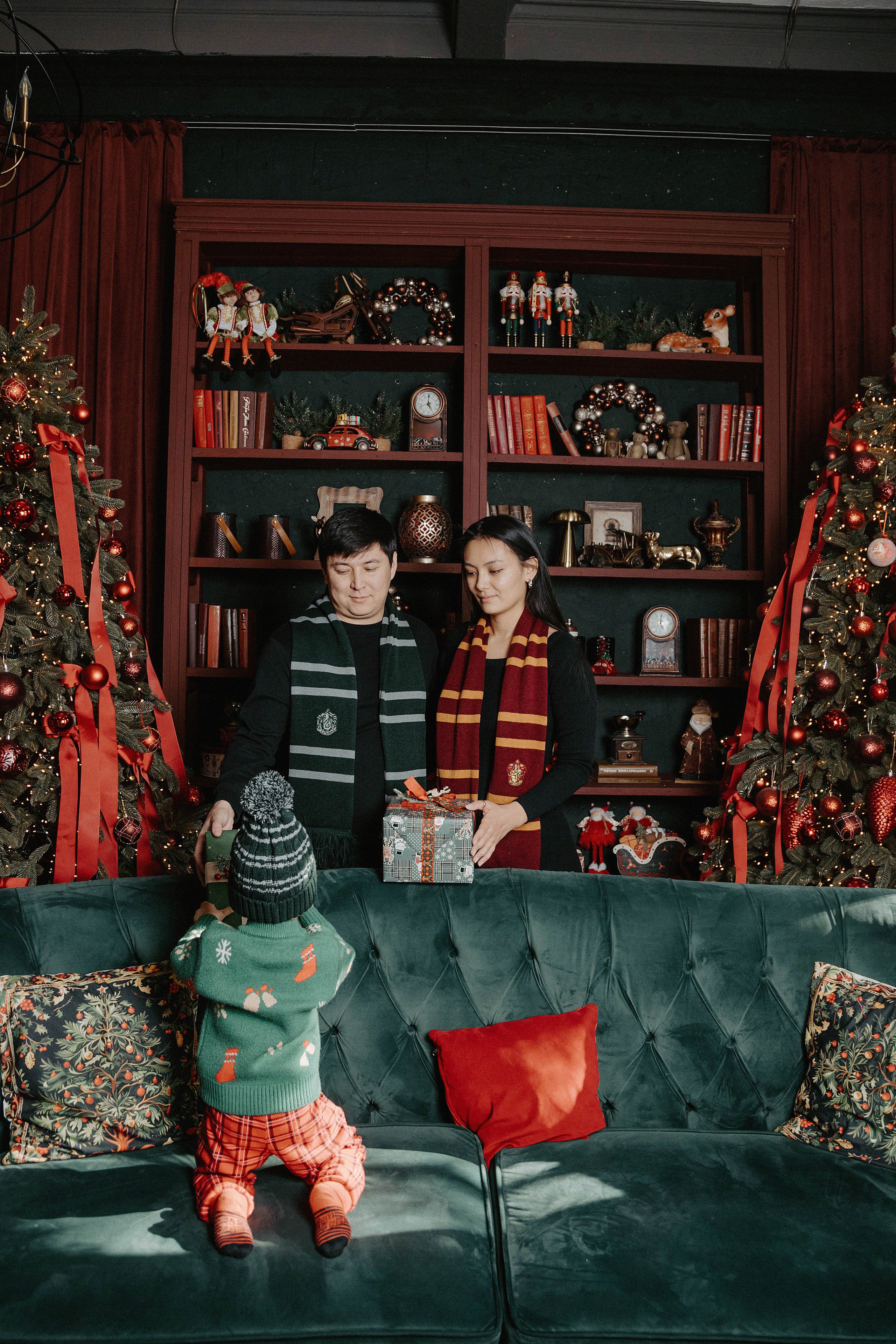 Семейная фотосессия Бахыт, Алем и Берика в фотостудии 2Stula. Свадебный, семейный и портретный фотограф в Алматы, Костанай