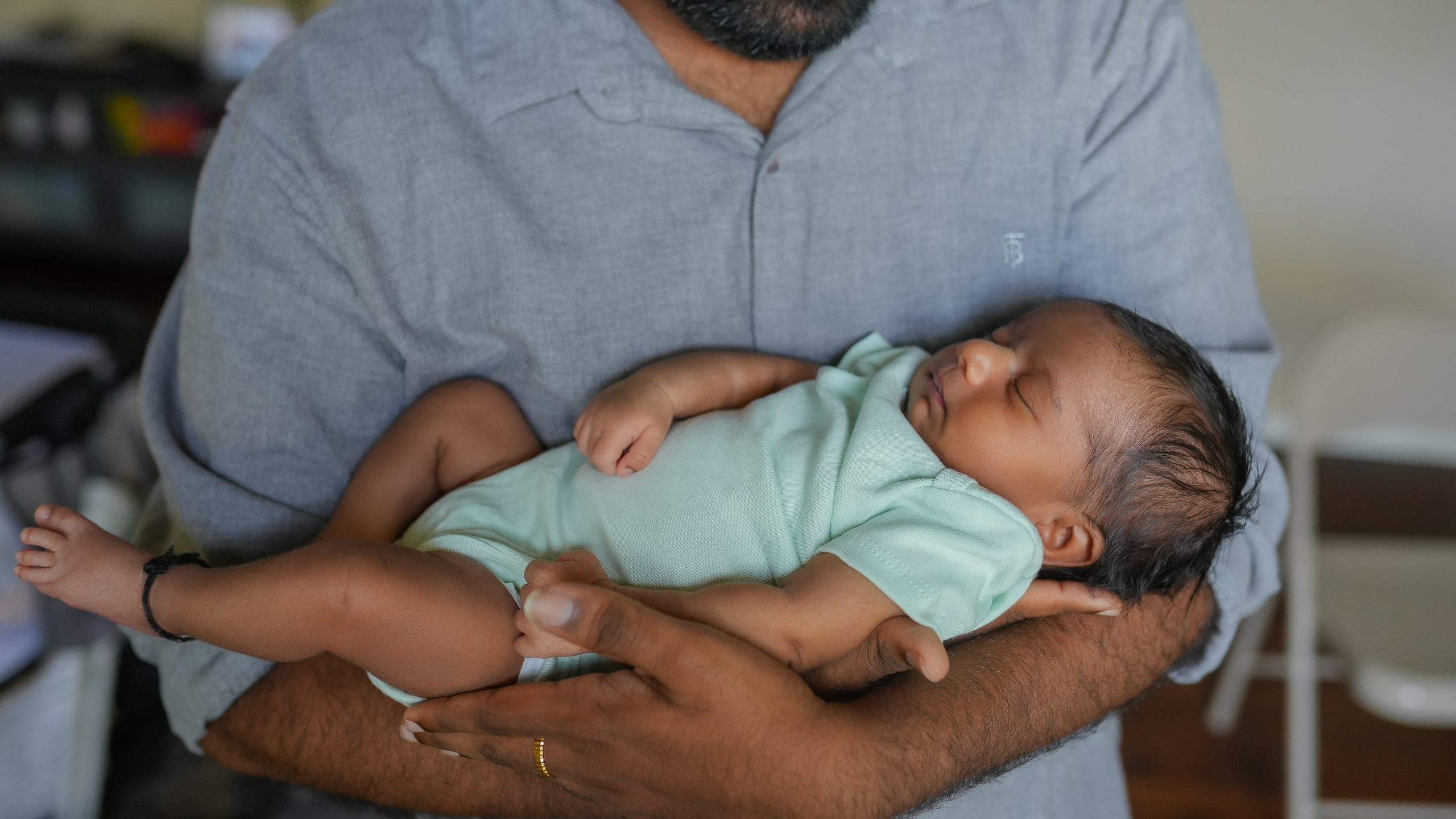 Heartfelt family memories — cozy newborn session
