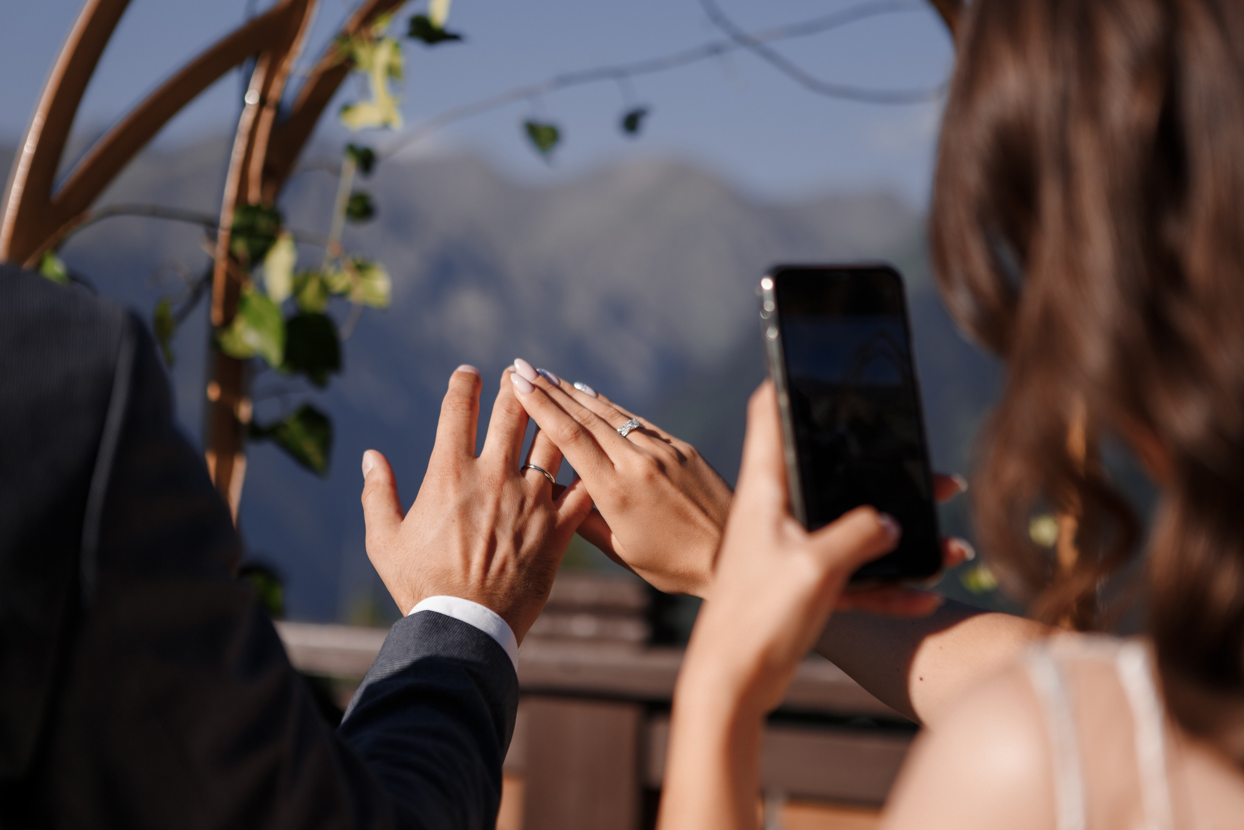 Обручальные кольца на фоне горного пейзажа Поляны