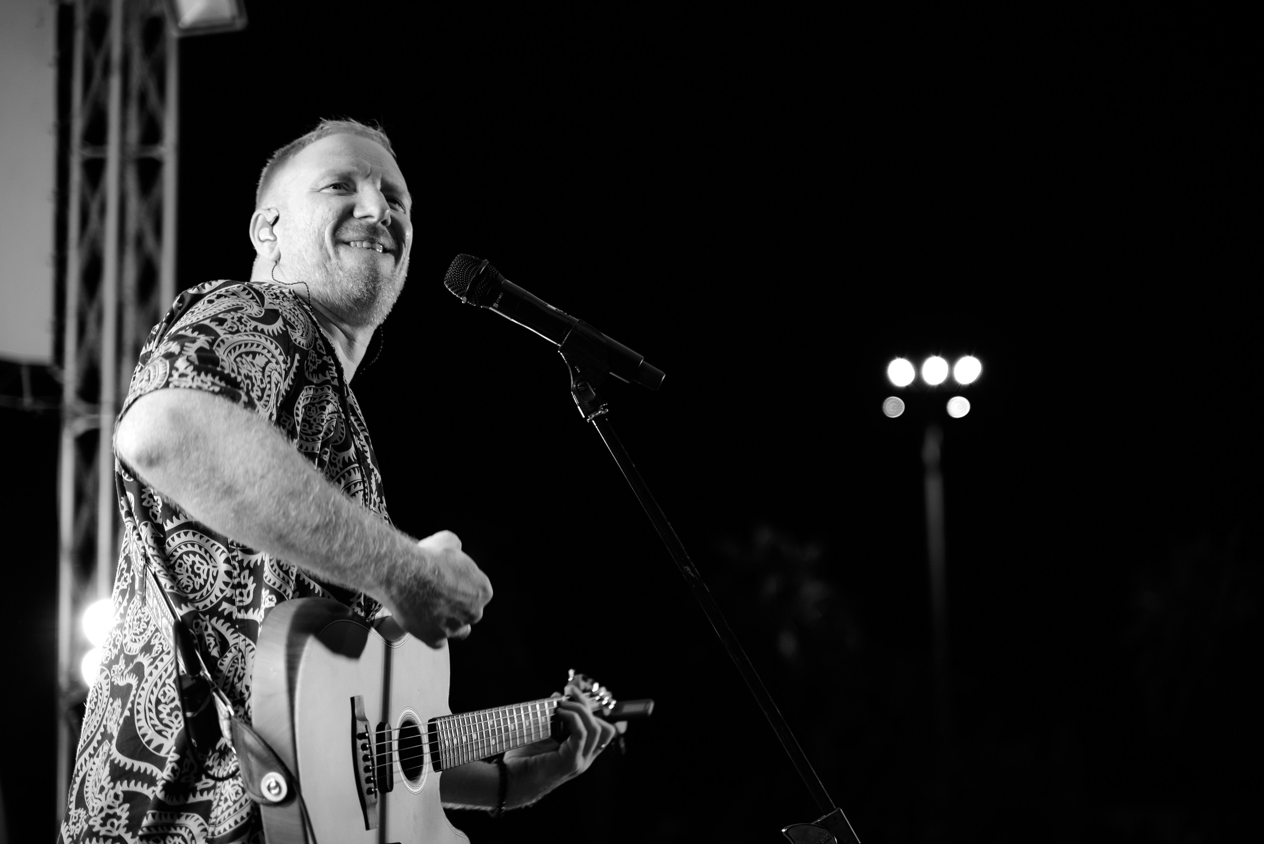 Концерт Константина Бурдаева в Сочи — лучшие моменты живого выступления группы Братья Гримм на сцене