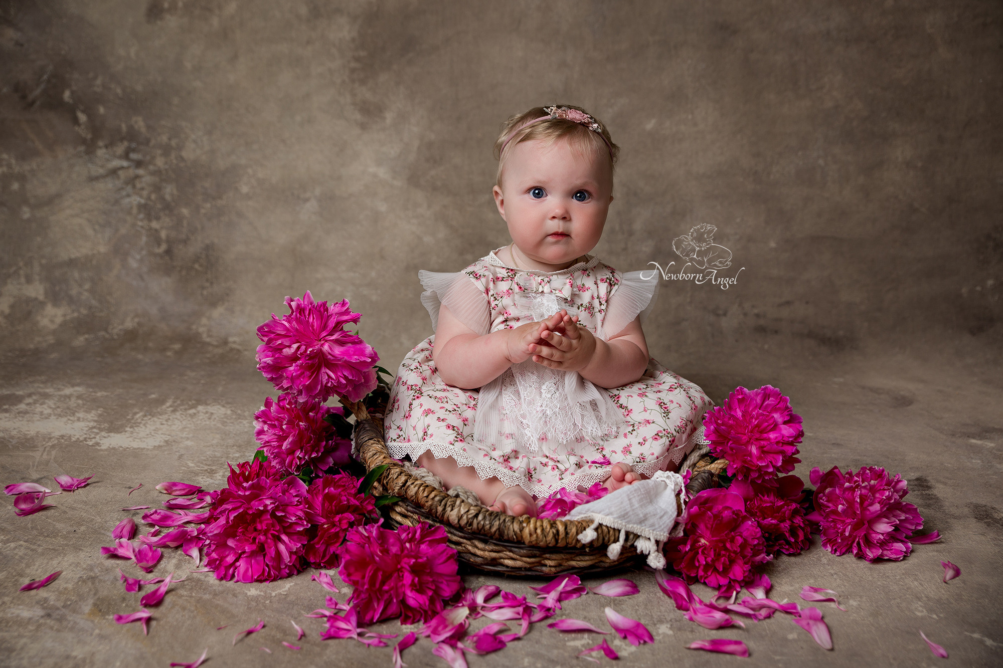 Девочка с розовыми пионами