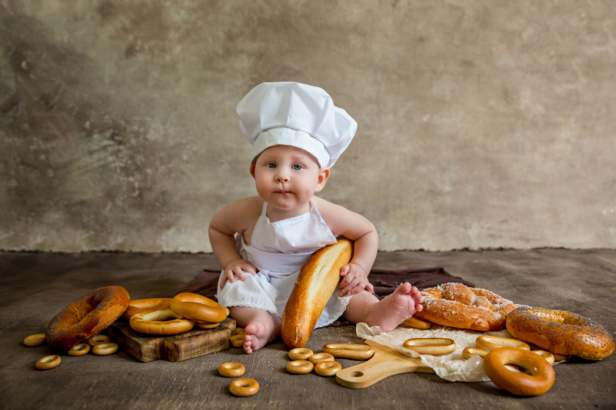 Ребенок в костюме поваренка и белом колпаке