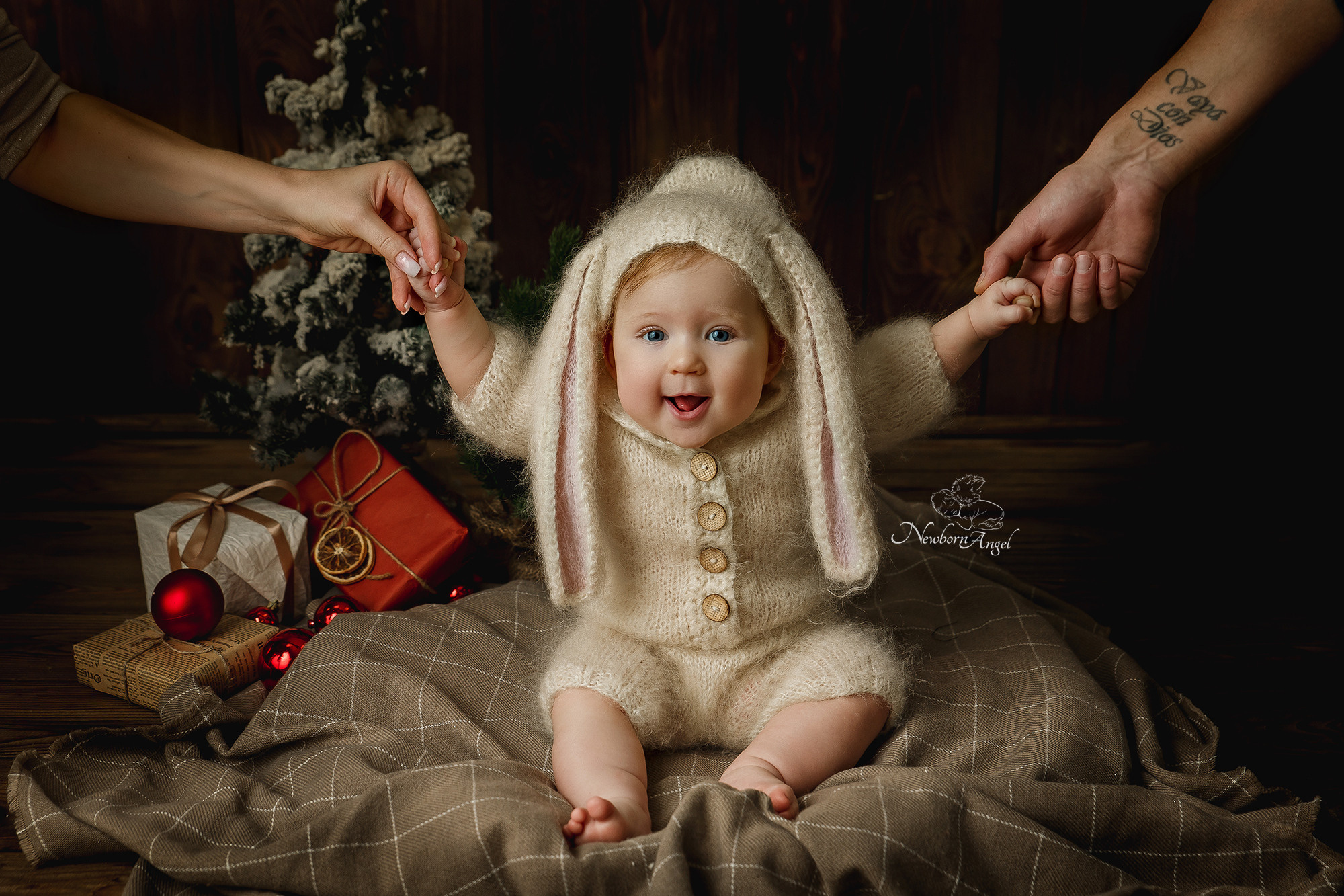 Девочка в костюме зайчика на съемке годовасия